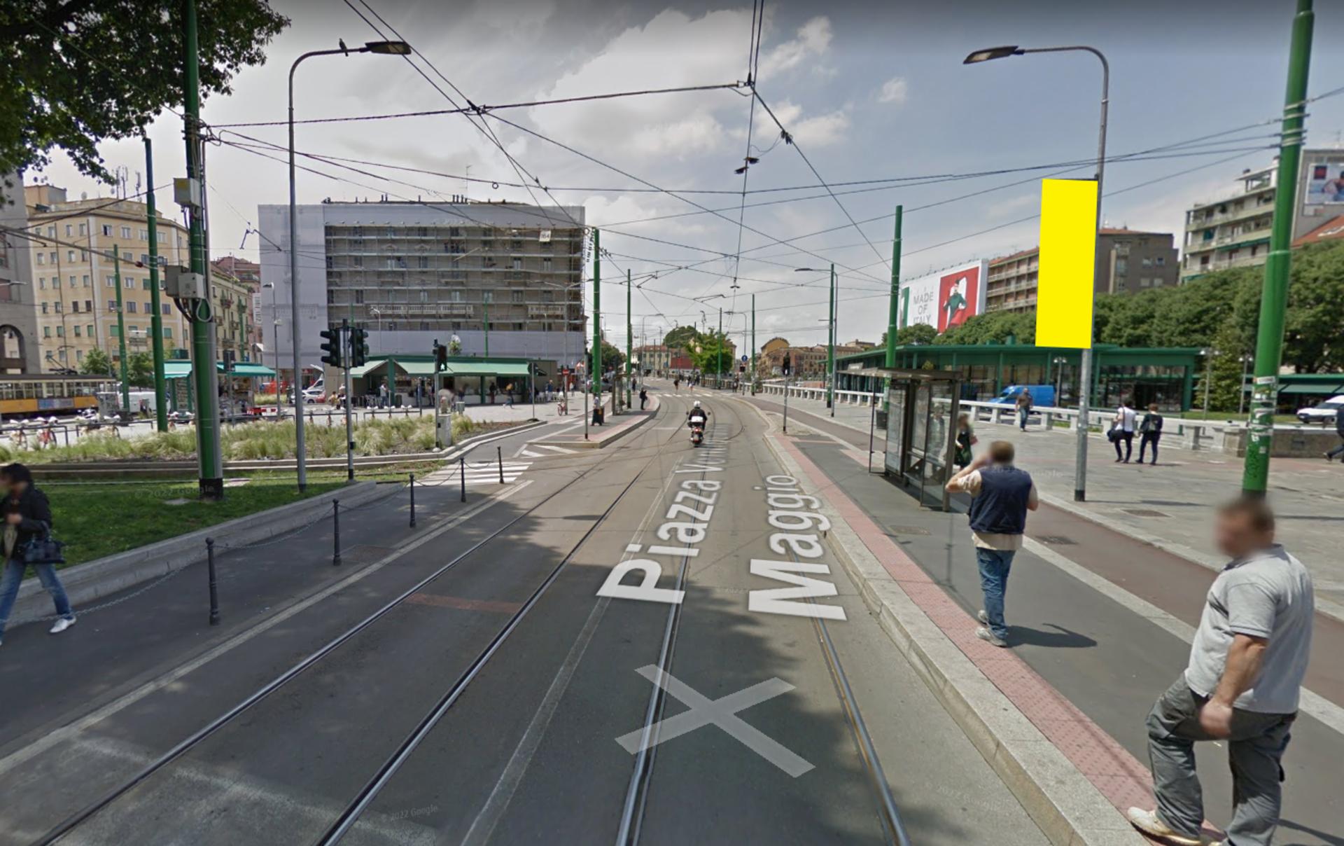 Impianto VERTICAL BANNER a Milano, in zona San Gottardo al Corso
