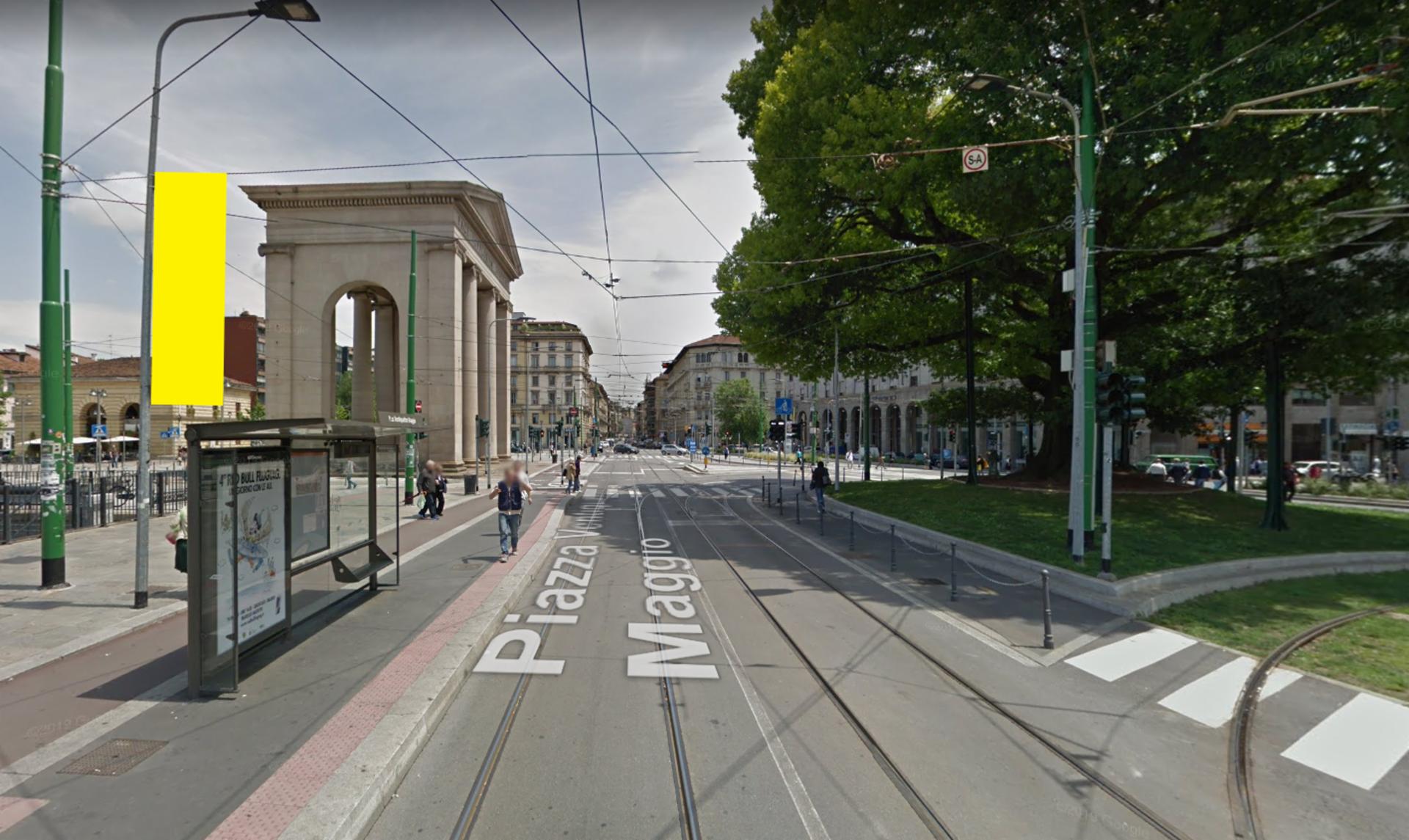 Impianto VERTICAL BANNER a Milano, in zona San Gottardo al Corso