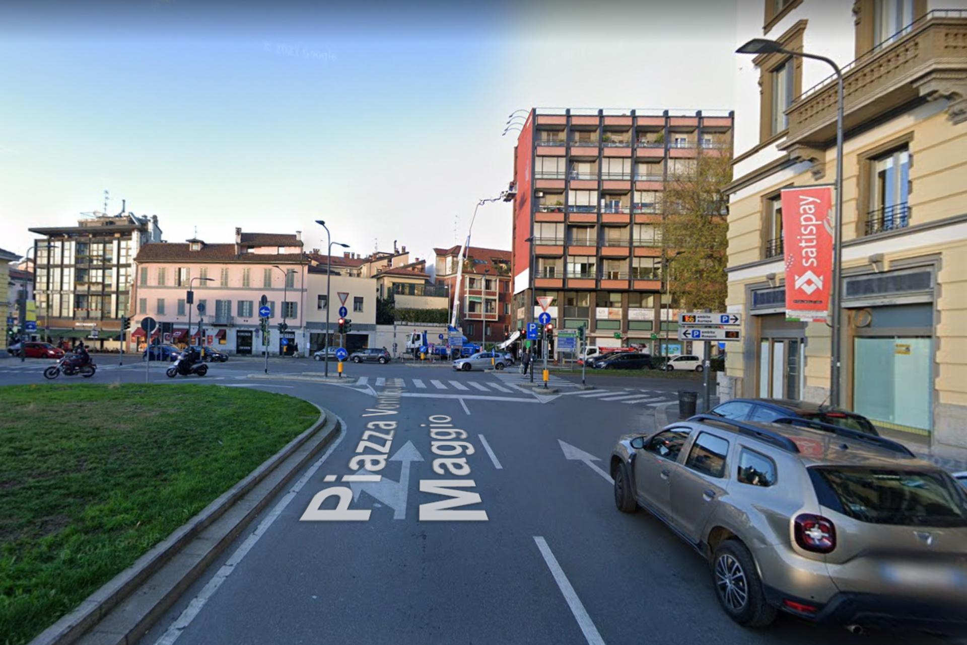Impianto VERTICAL BANNER a Milano, in zona Basilica di Sant'Eustorgio
