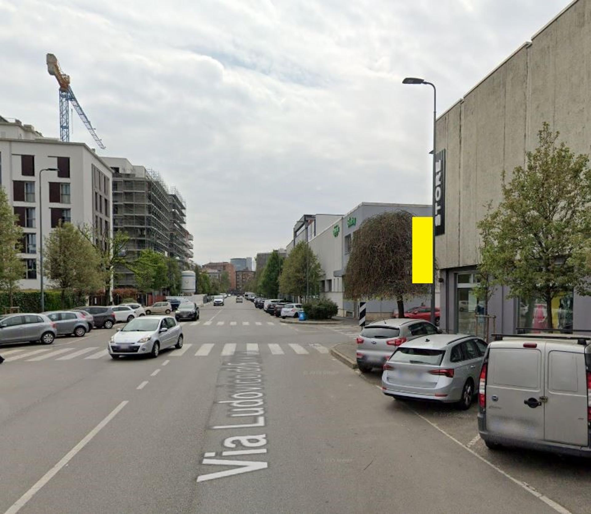 Impianto VERTICAL BANNER a Milano, in zona Tom & Jerry Restaurant Bar