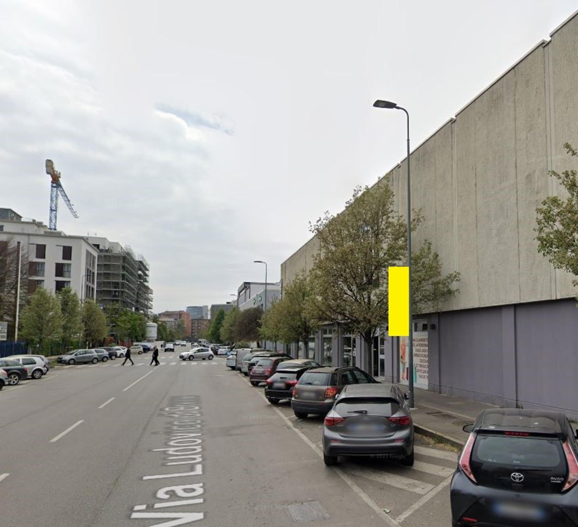 Impianto VERTICAL BANNER a Milano, in zona Tom & Jerry Restaurant Bar