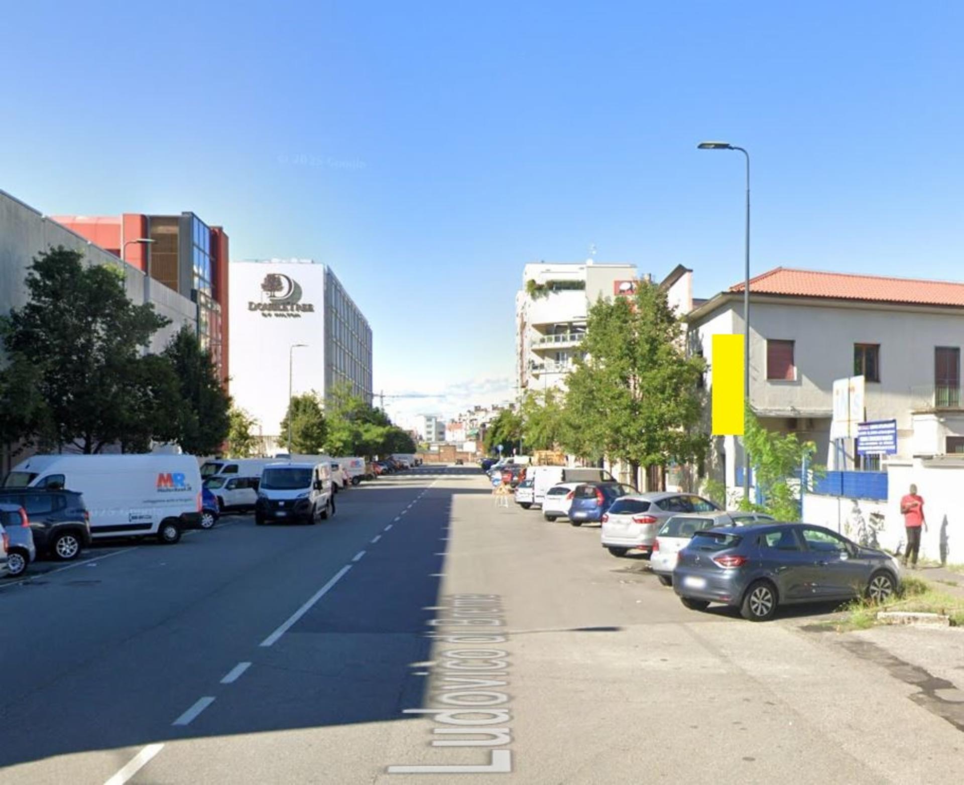 Impianto VERTICAL BANNER a Milano, in zona Tom & Jerry Restaurant Bar
