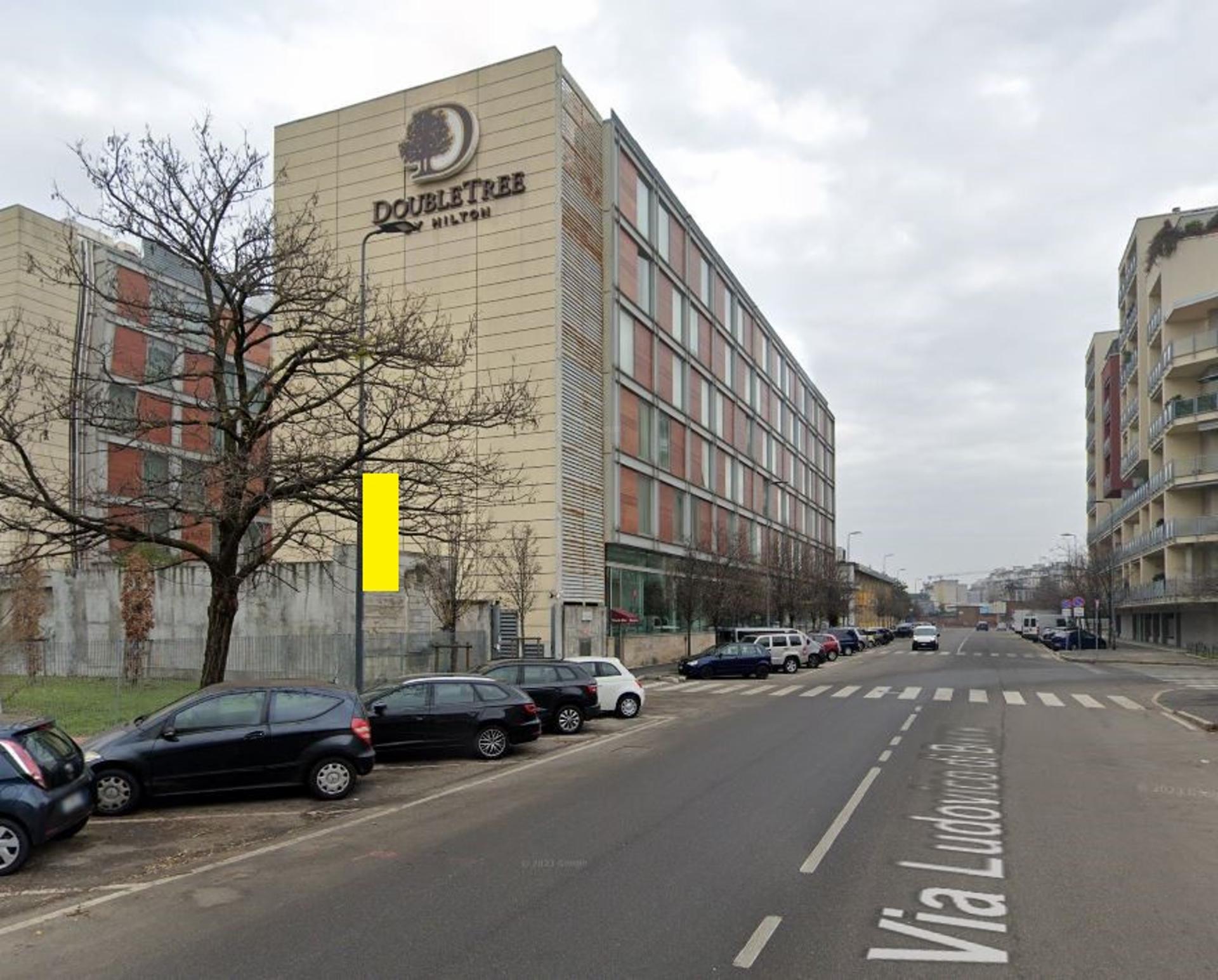 Impianto VERTICAL BANNER a Milano, in zona Tom & Jerry Restaurant Bar