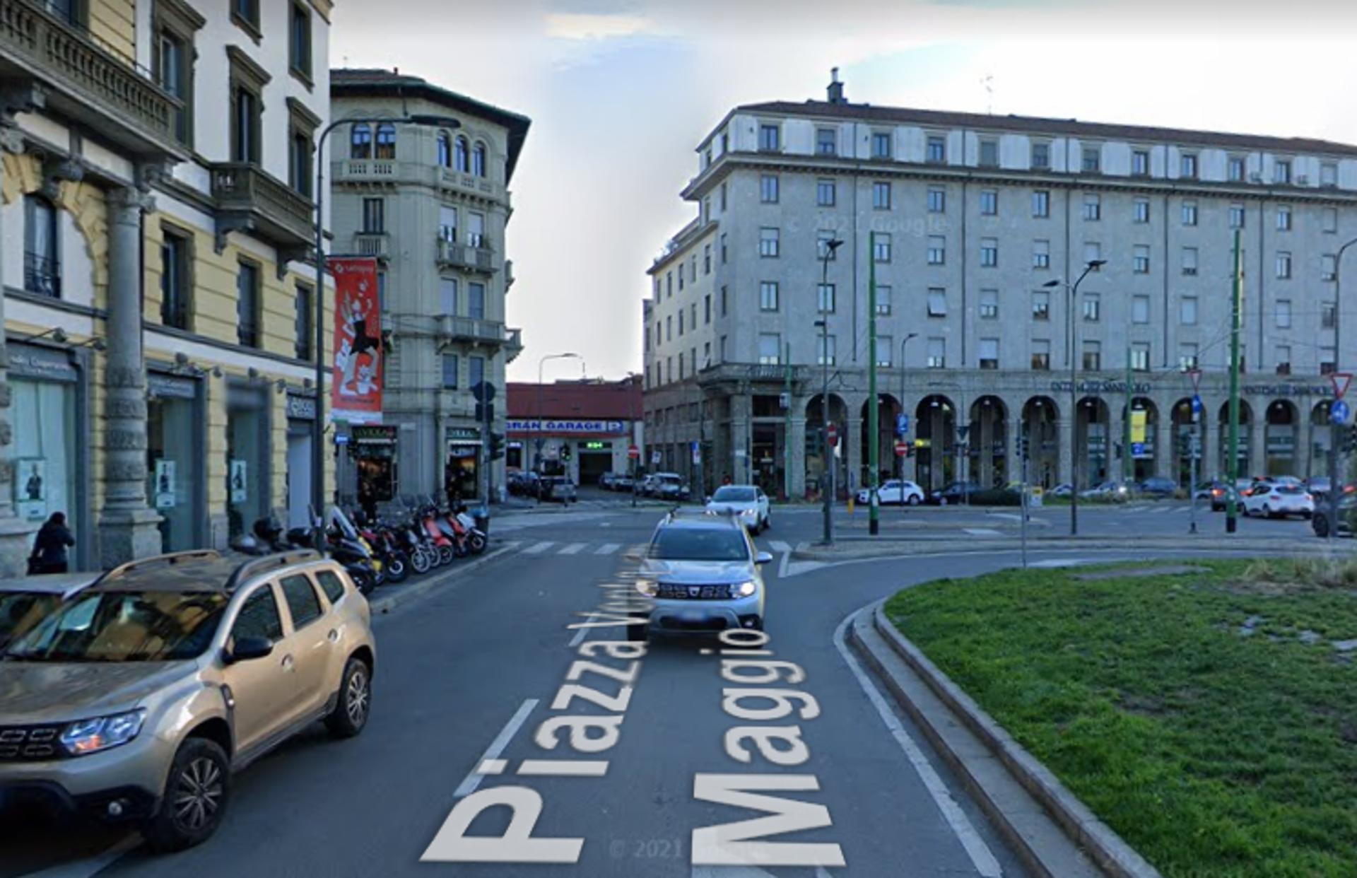 Impianto VERTICAL BANNER a Milano, in zona Basilica di Sant'Eustorgio