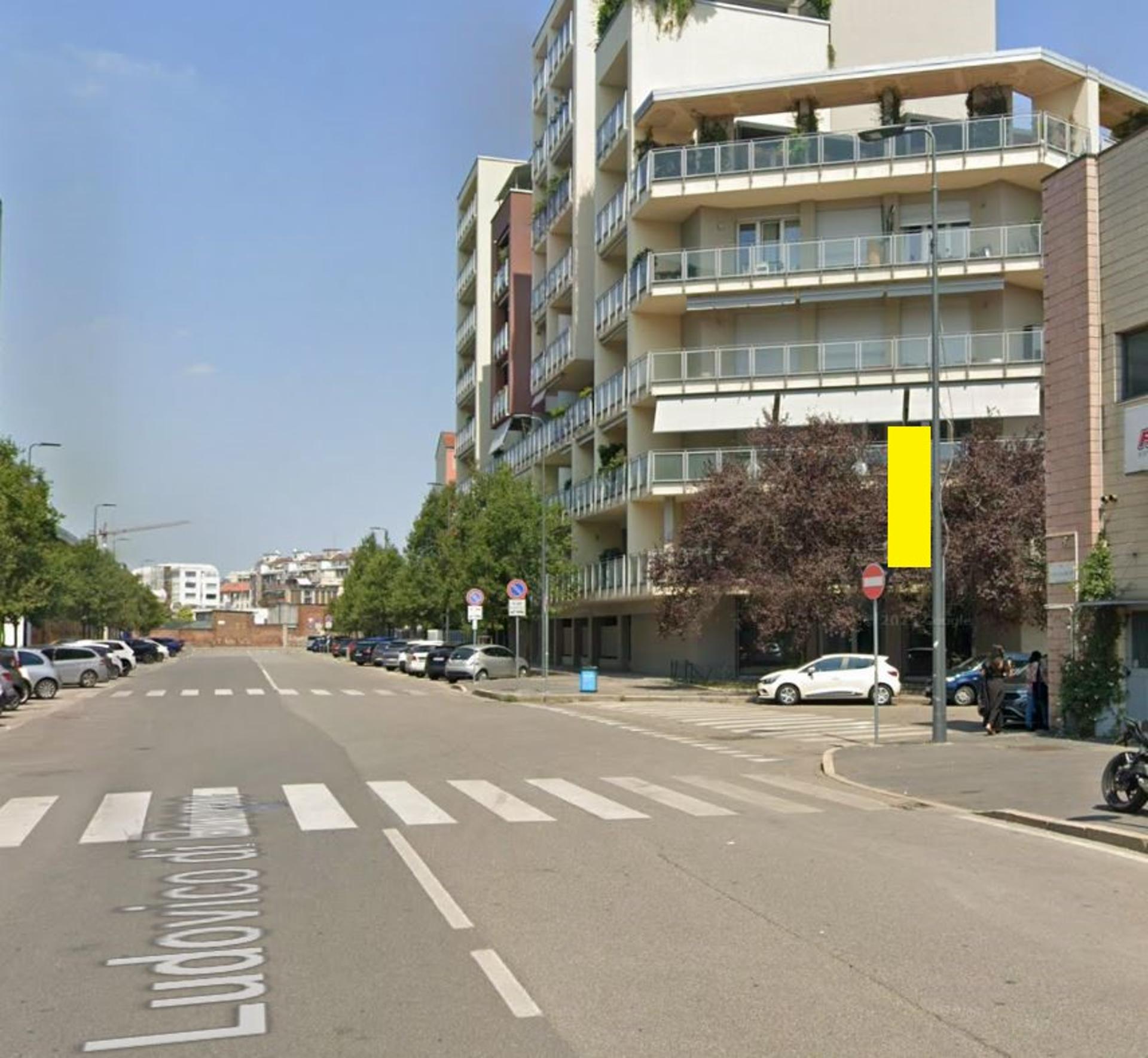Impianto VERTICAL BANNER a Milano, in zona Riad Marrakech