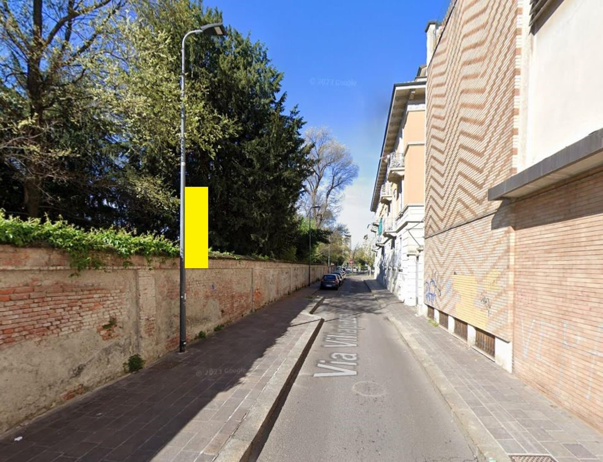 Impianto VERTICAL BANNER a Milano, in zona Quasilocanda