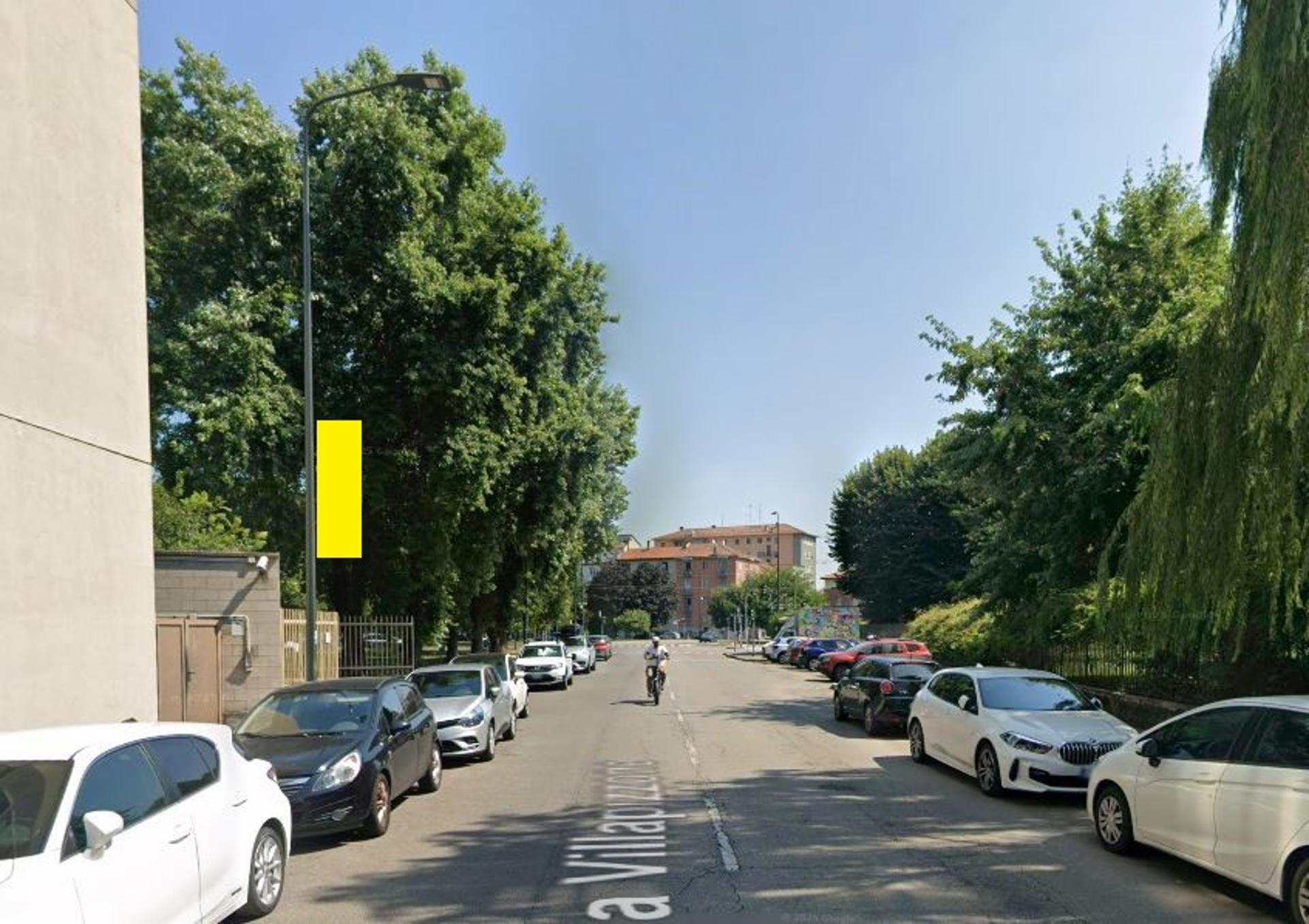 Impianto VERTICAL BANNER a Milano, in zona Mondo Bar