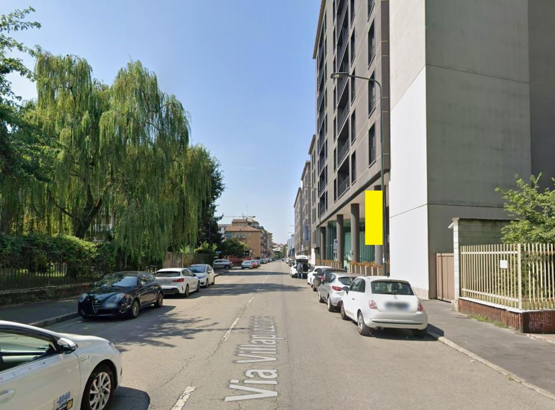 Impianto VERTICAL BANNER a Milano, in zona Mondo Bar