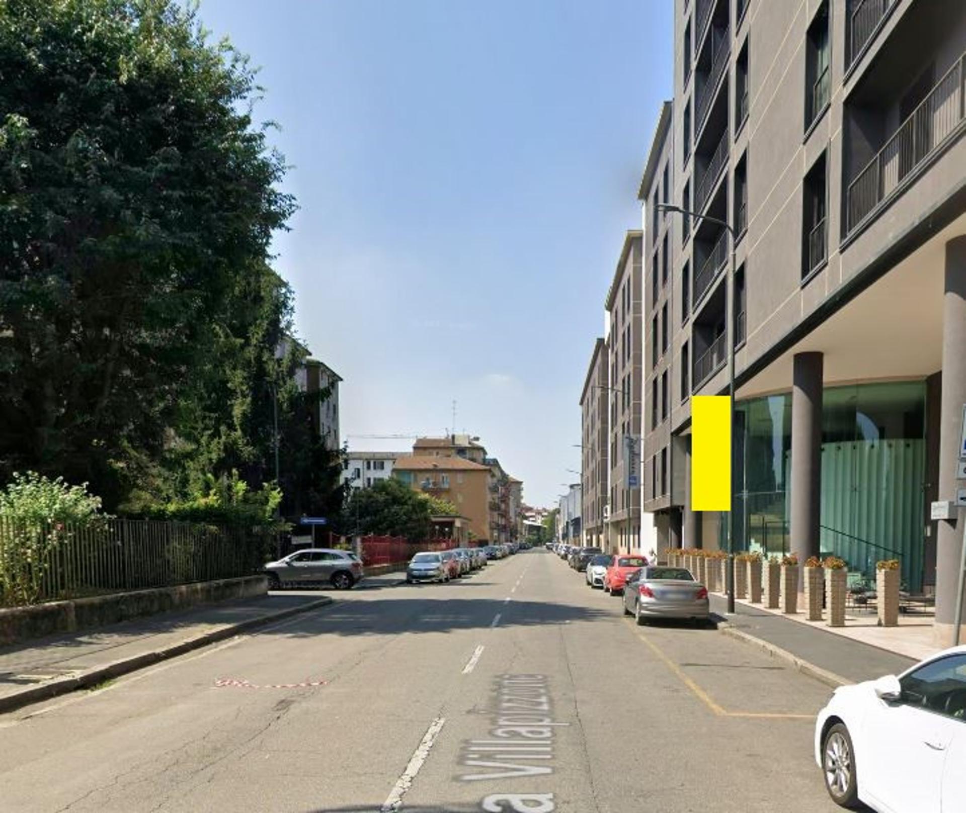 Impianto VERTICAL BANNER a Milano, in zona Mondo Bar