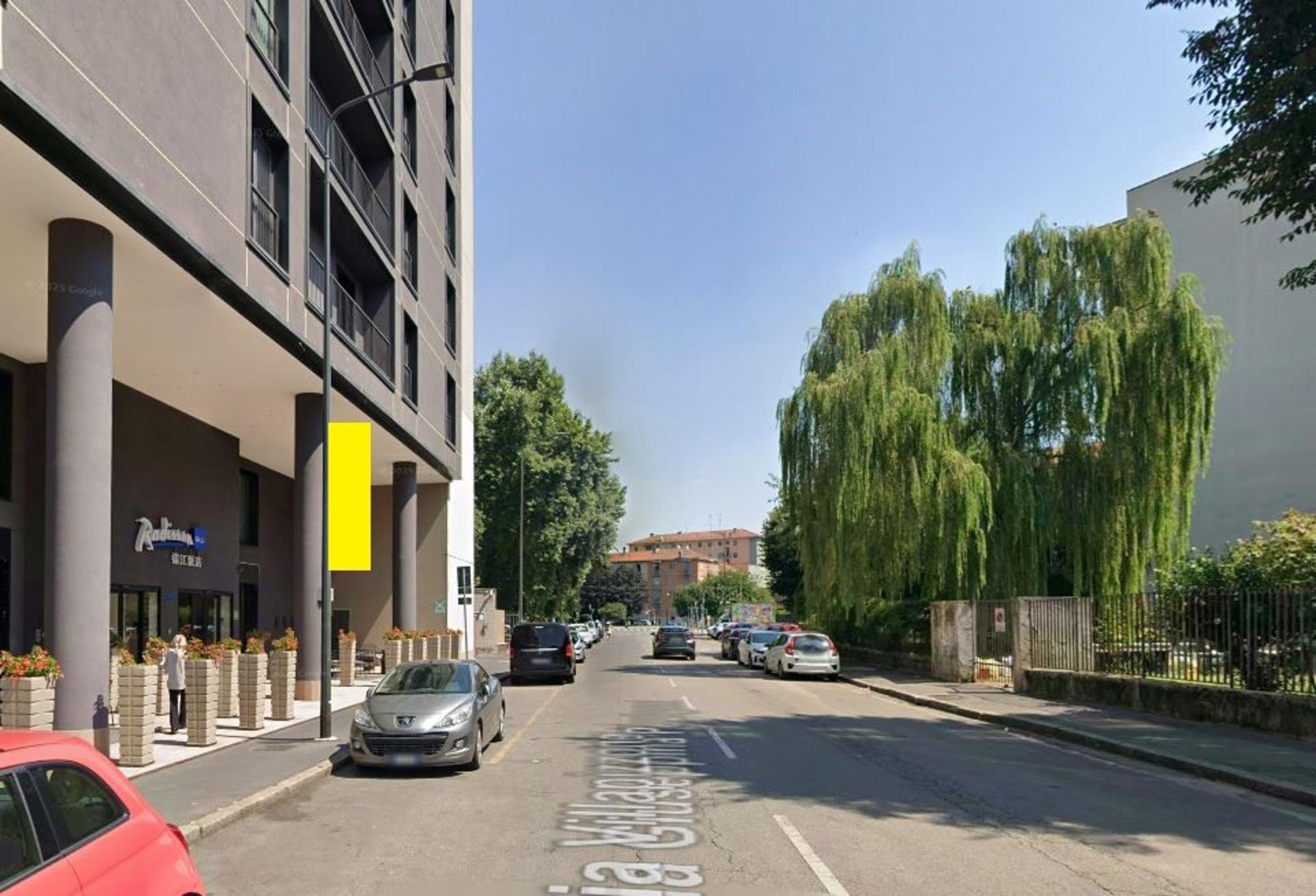 Impianto VERTICAL BANNER a Milano, in zona Mondo Bar