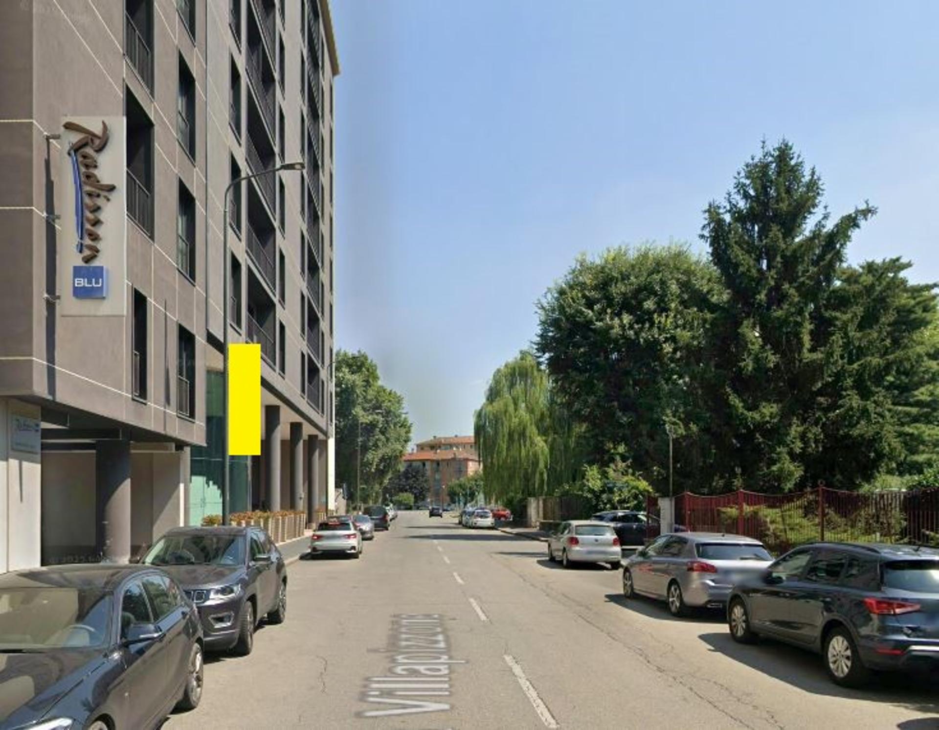 Impianto VERTICAL BANNER a Milano, in zona Mondo Bar