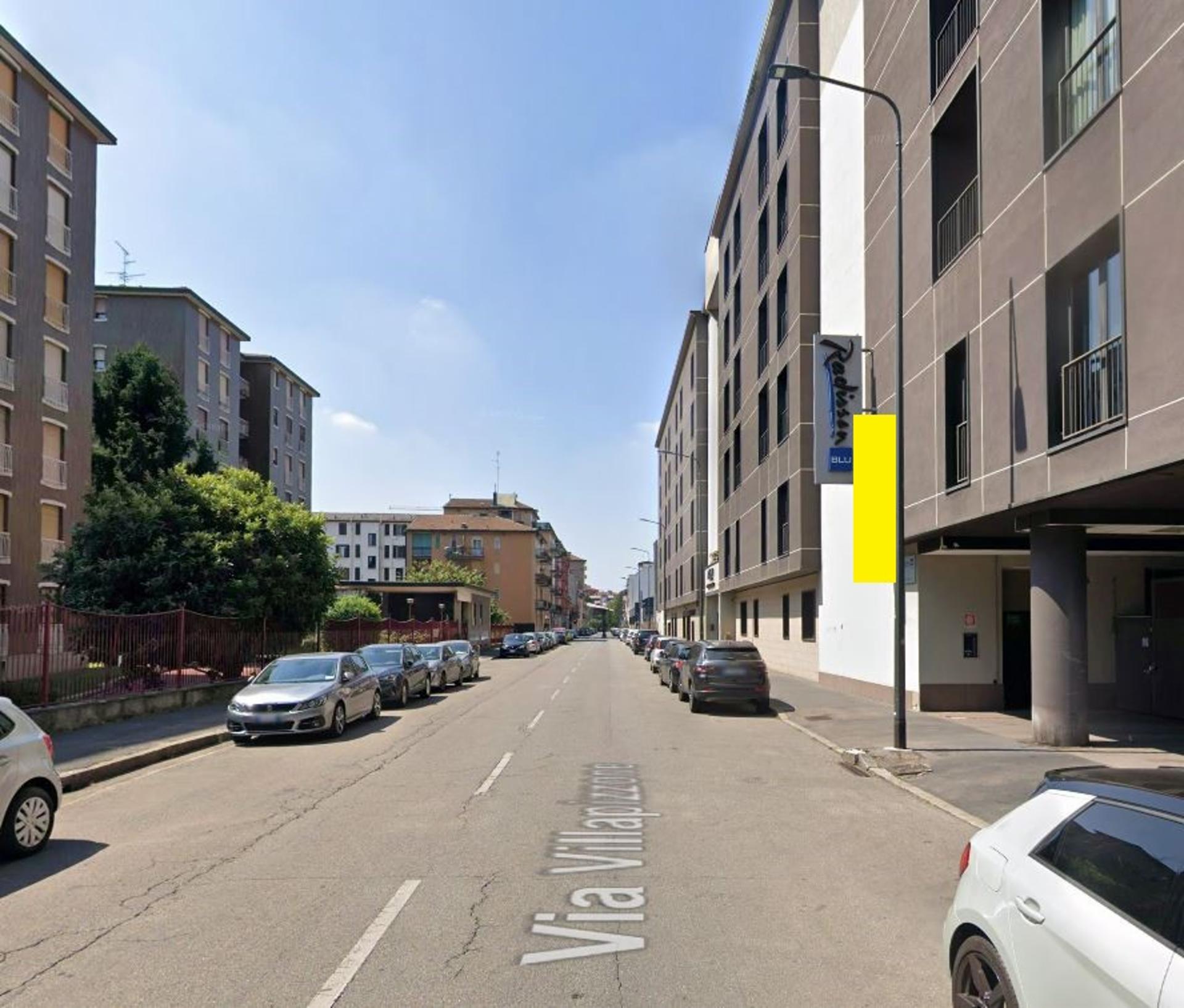 Impianto VERTICAL BANNER a Milano, in zona Mondo Bar
