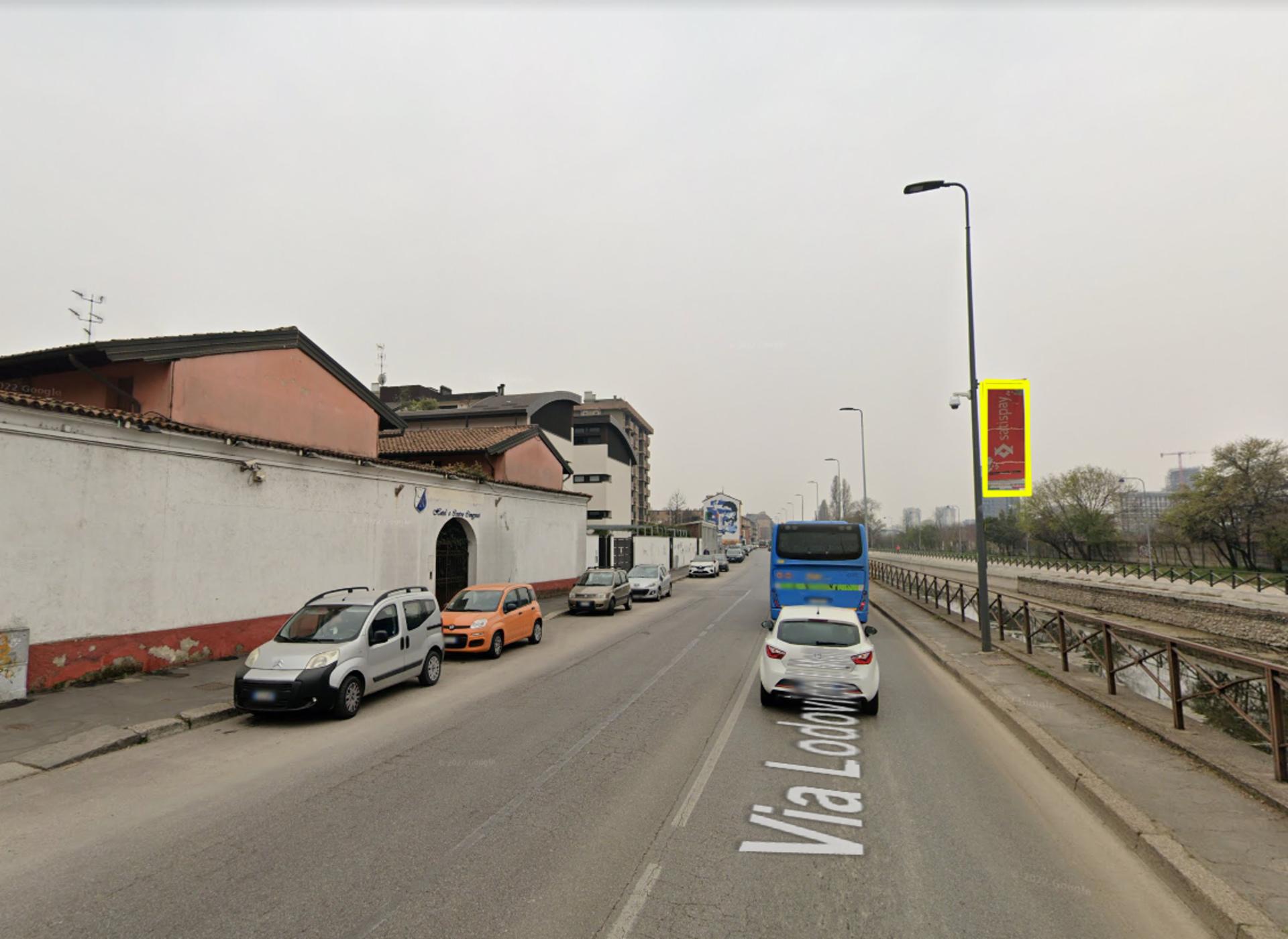 Impianto VERTICAL BANNER a Milano, in zona Bar Chicco