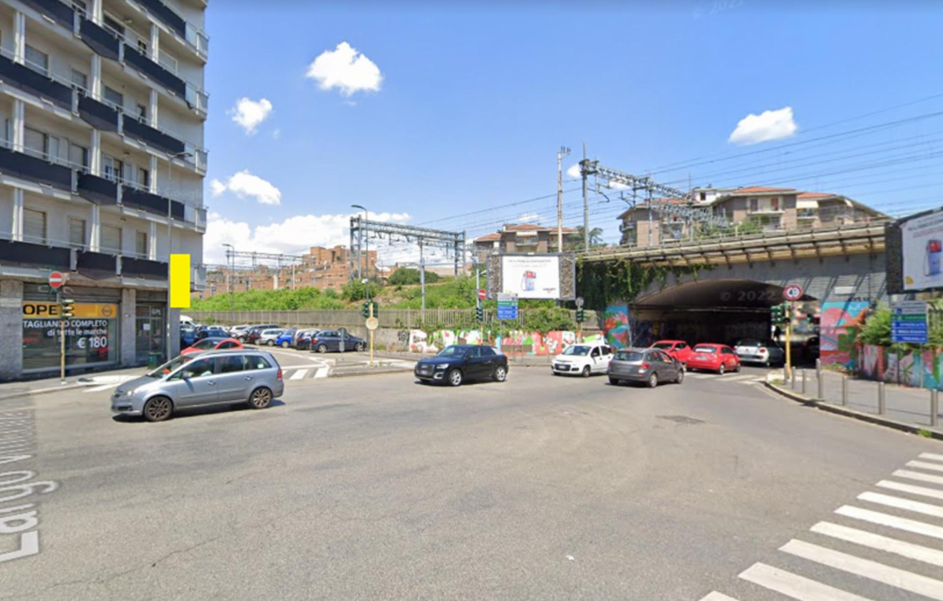 Impianto VERTICAL BANNER a Milano, in zona R. Antonio