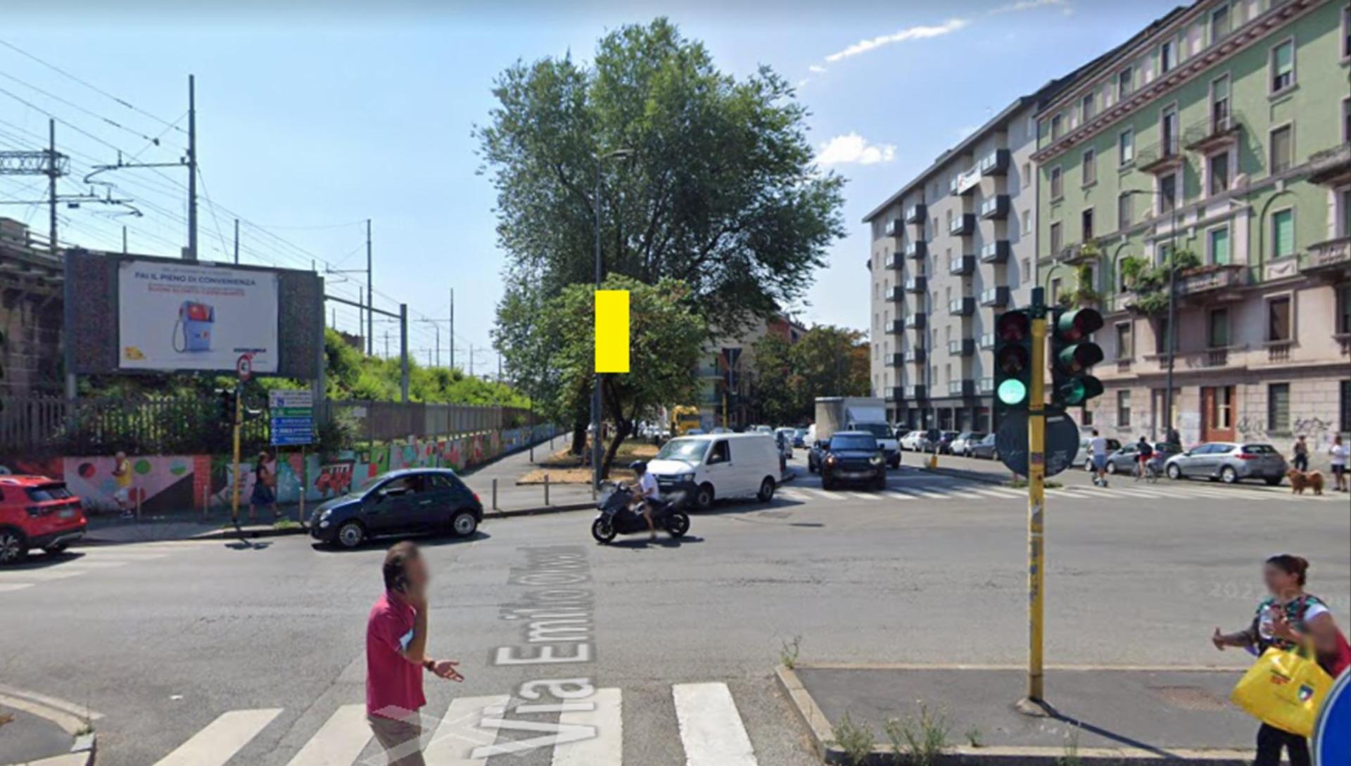 Impianto VERTICAL BANNER a Milano, in zona R. Antonio
