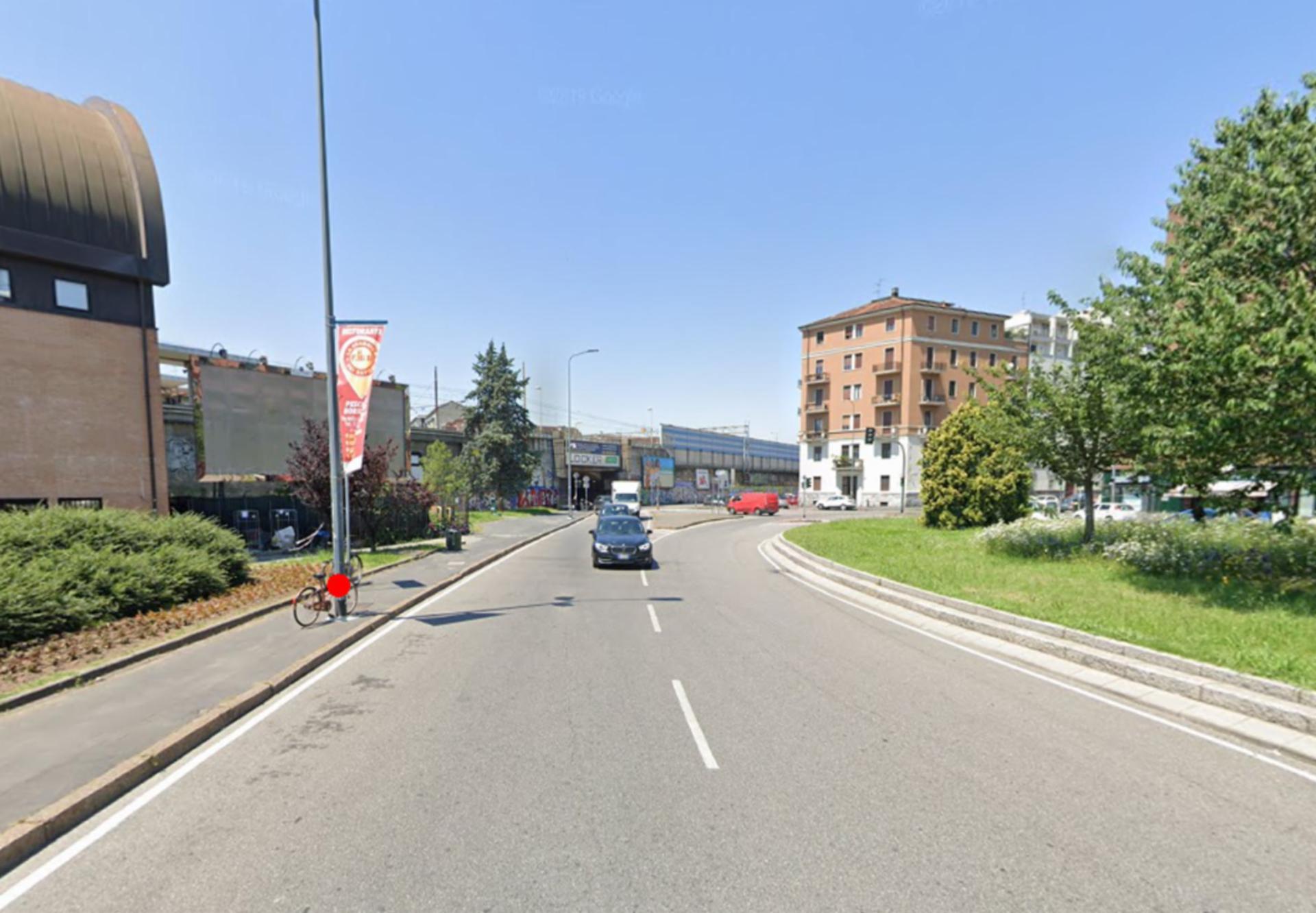 Impianto VERTICAL BANNER a Milano, in zona il Punto Dolce Salato