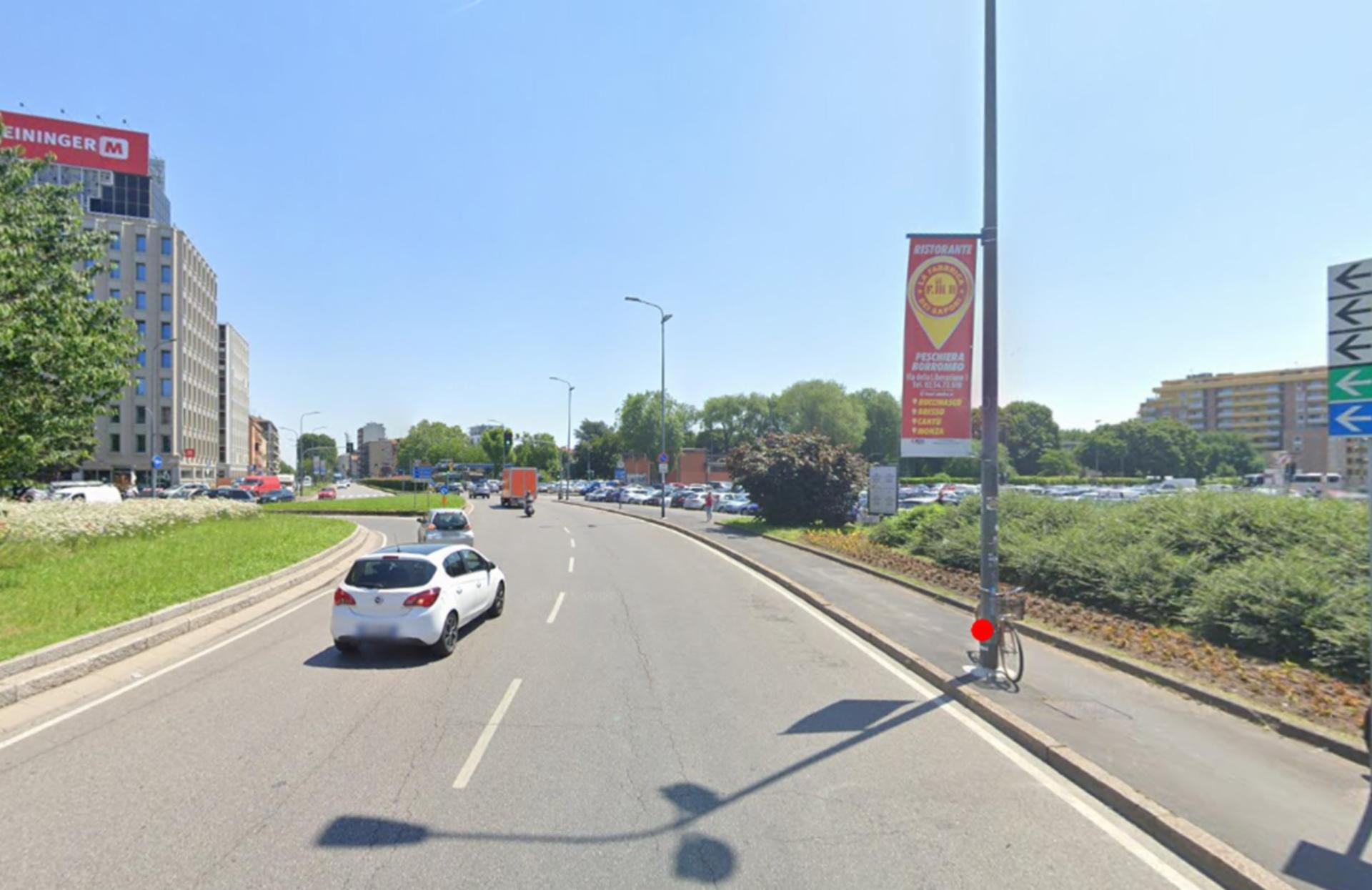 Impianto VERTICAL BANNER a Milano, in zona il Punto Dolce Salato