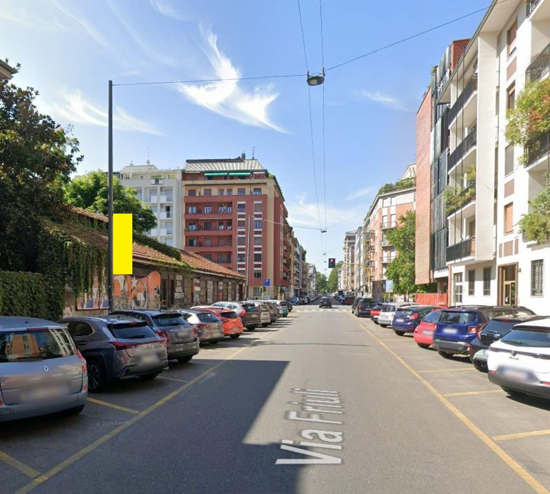 Impianto VERTICAL BANNER a Milano, in zona Ma Jononi