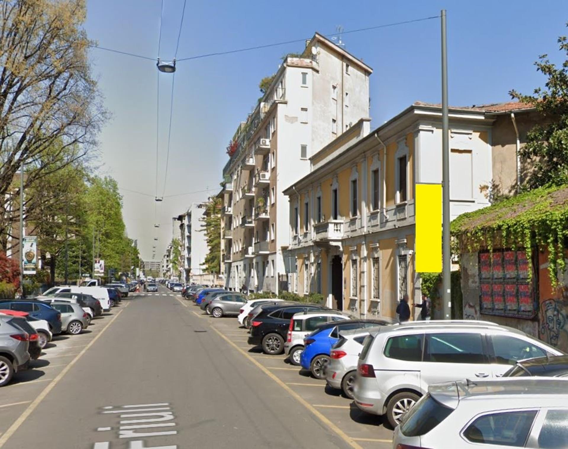 Impianto VERTICAL BANNER a Milano, in zona Ma Jononi