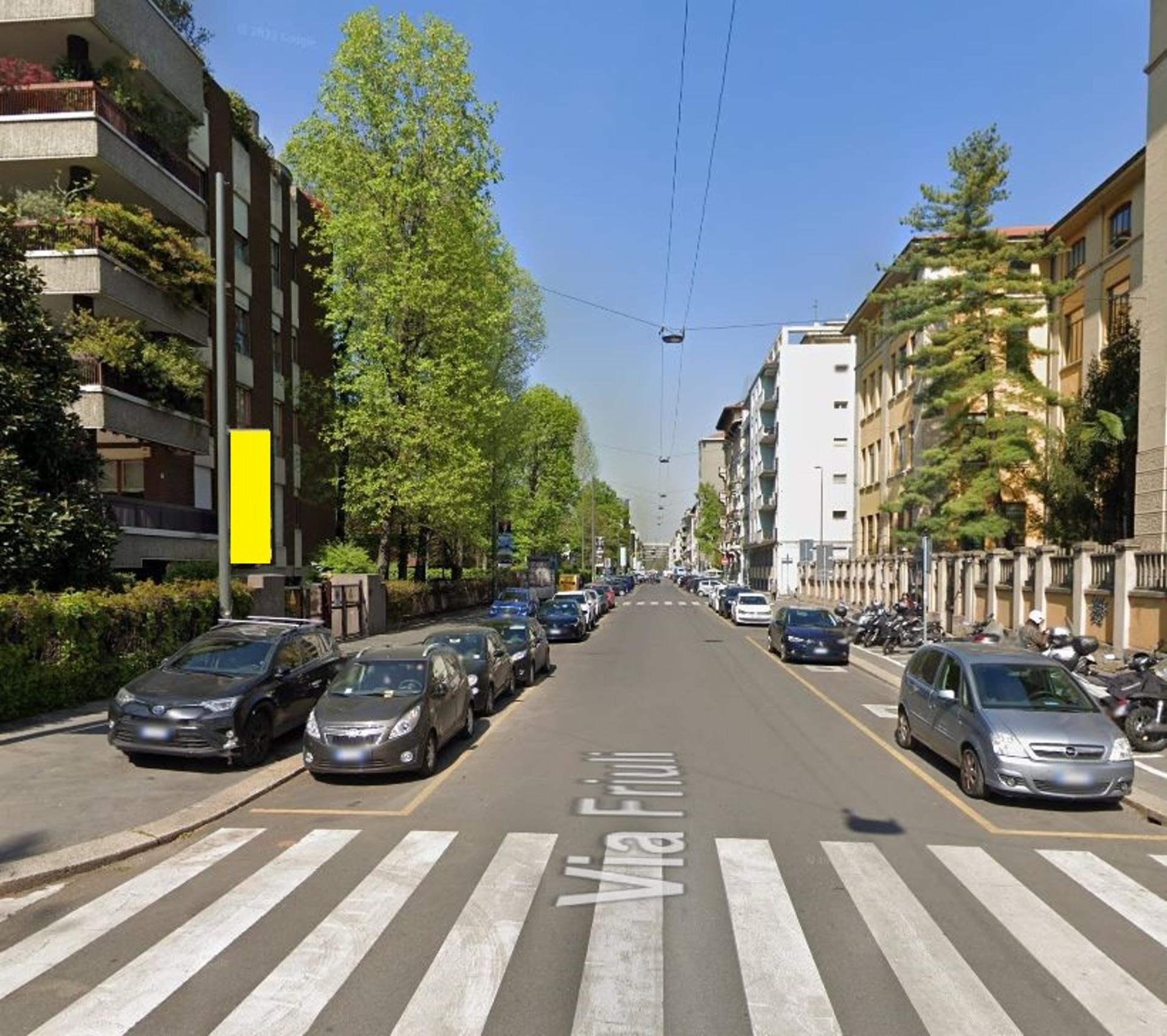 Impianto VERTICAL BANNER a Milano, in zona Stranobar