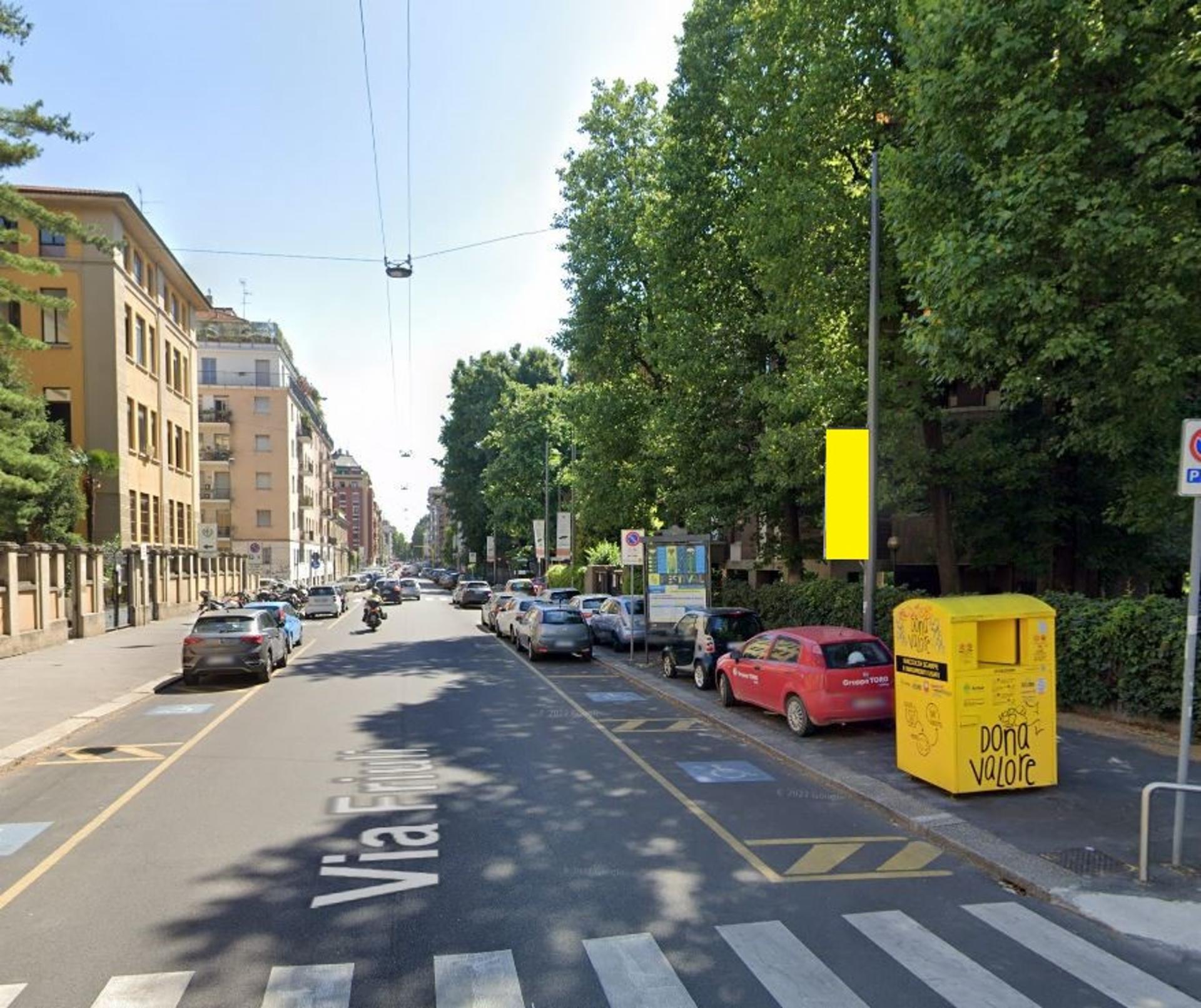 Impianto VERTICAL BANNER a Milano, in zona Stranobar