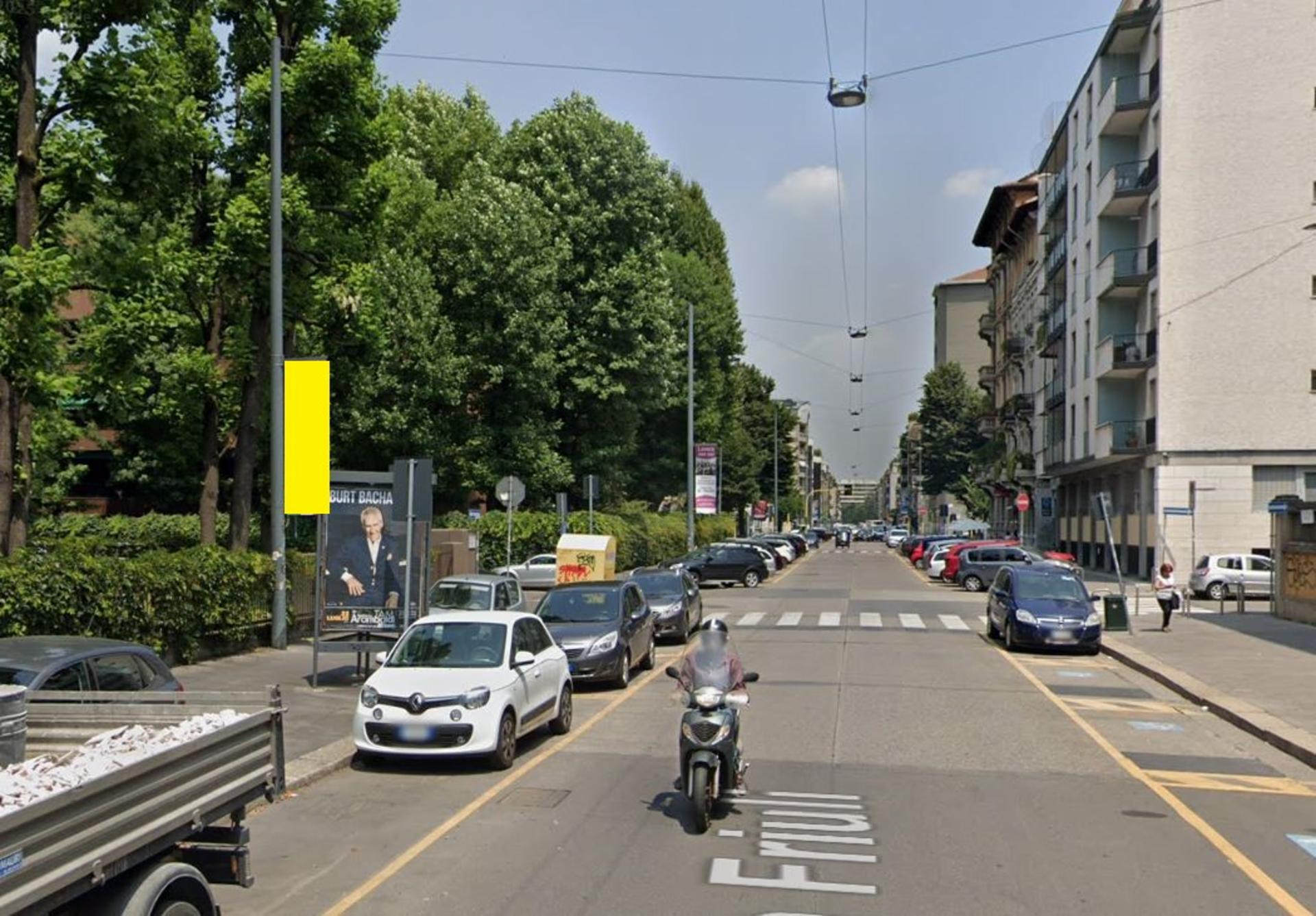 Impianto VERTICAL BANNER a Milano, in zona Stranobar