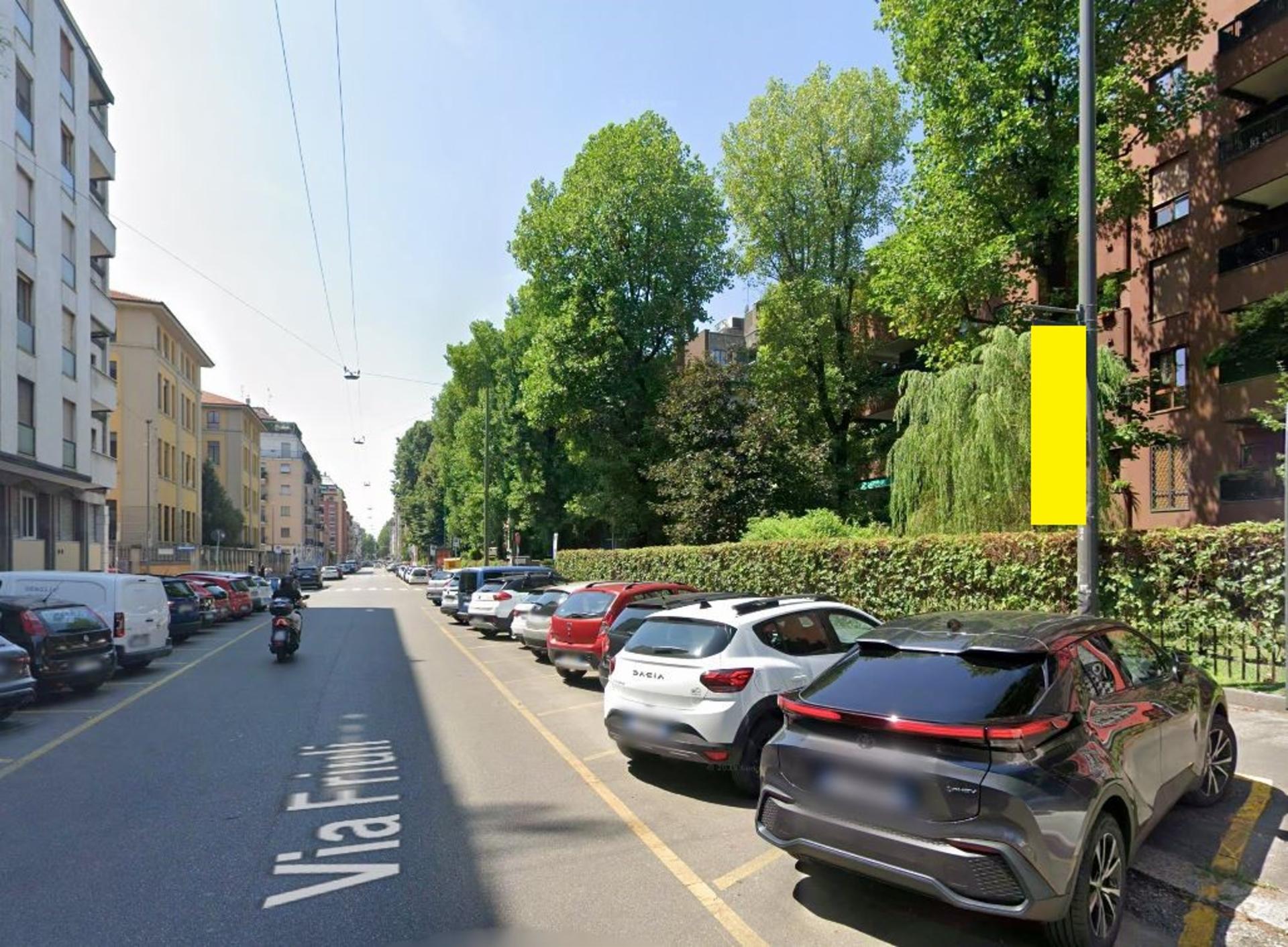 Impianto VERTICAL BANNER a Milano, in zona Stranobar