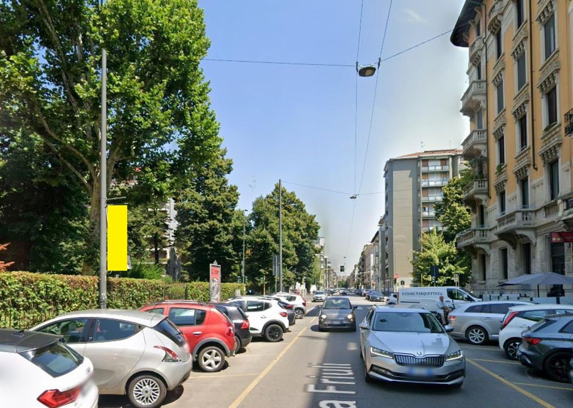 Impianto VERTICAL BANNER a Milano, in zona Stranobar