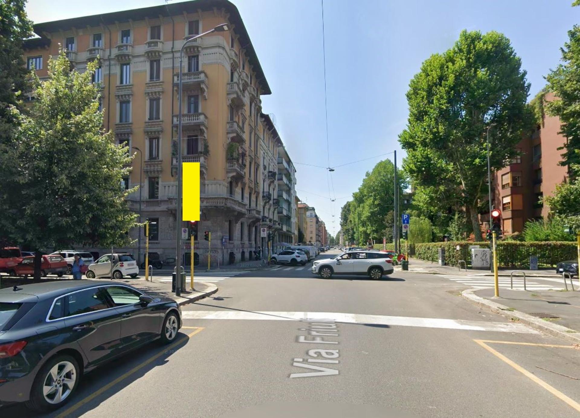 Impianto VERTICAL BANNER a Milano, in zona Stranobar