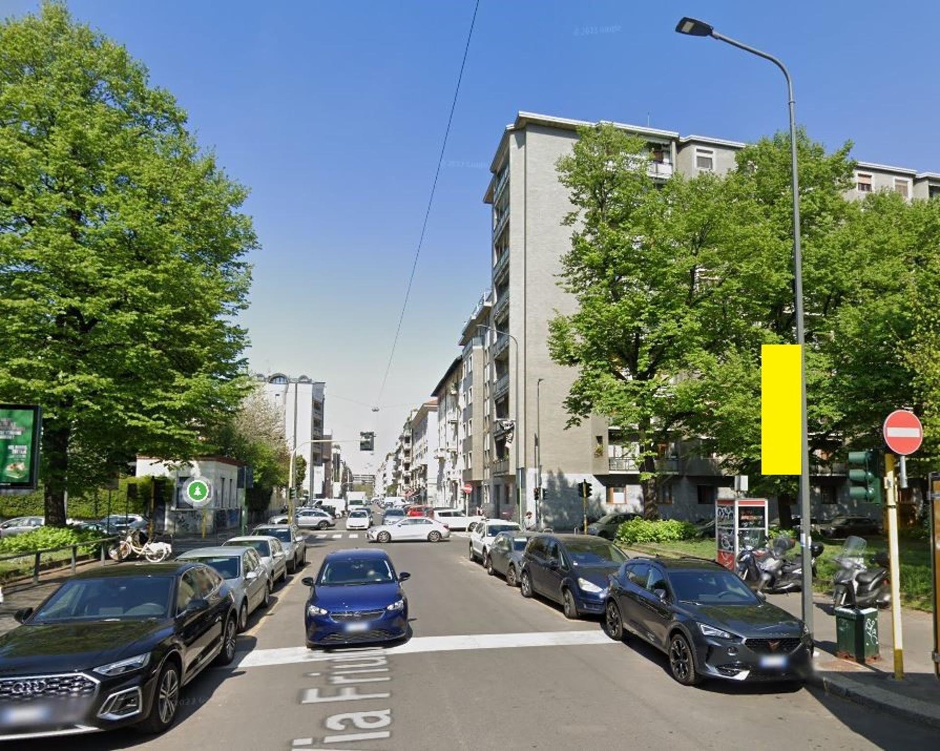 Impianto VERTICAL BANNER a Milano, in zona Stranobar