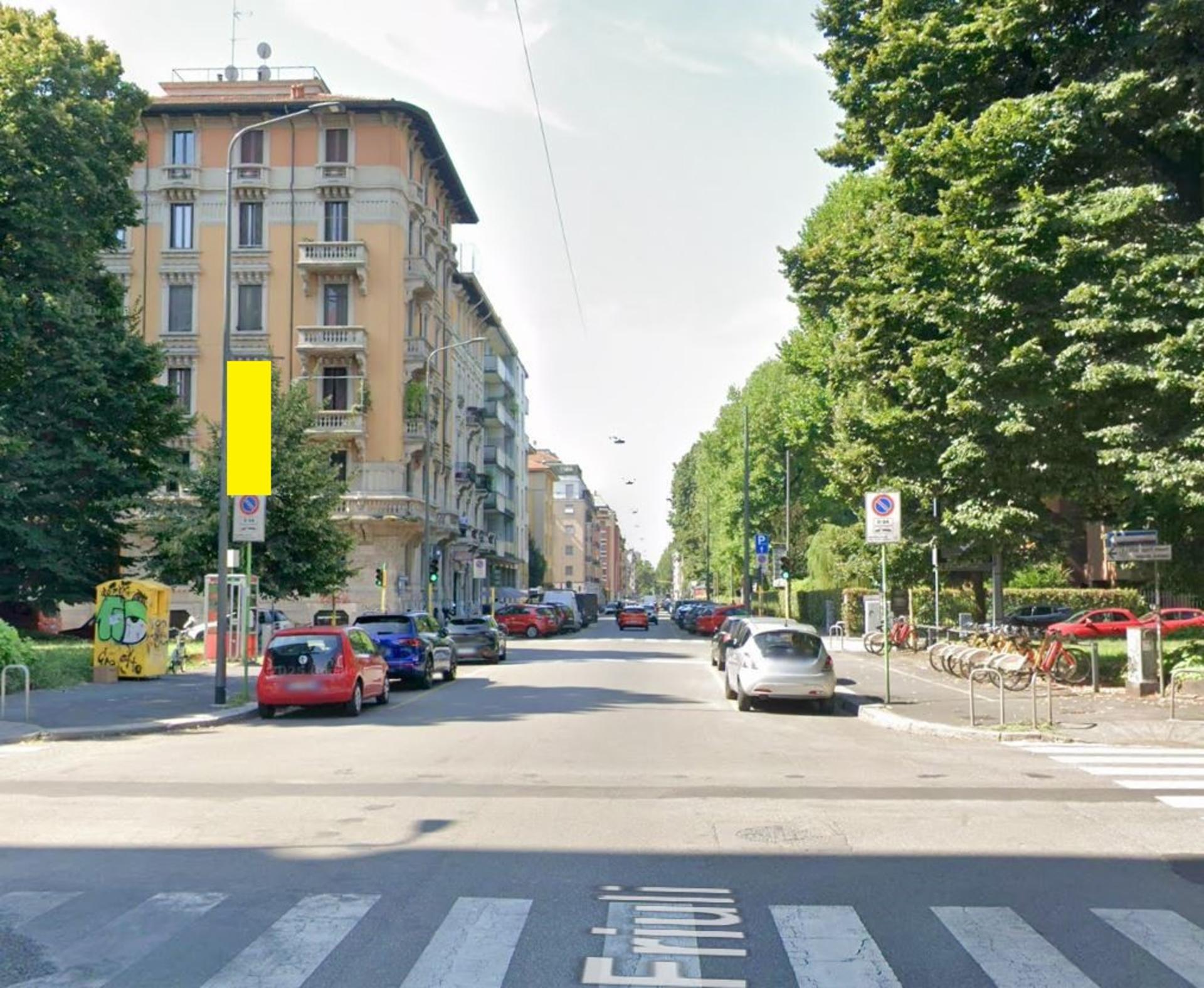 Impianto VERTICAL BANNER a Milano, in zona Stranobar