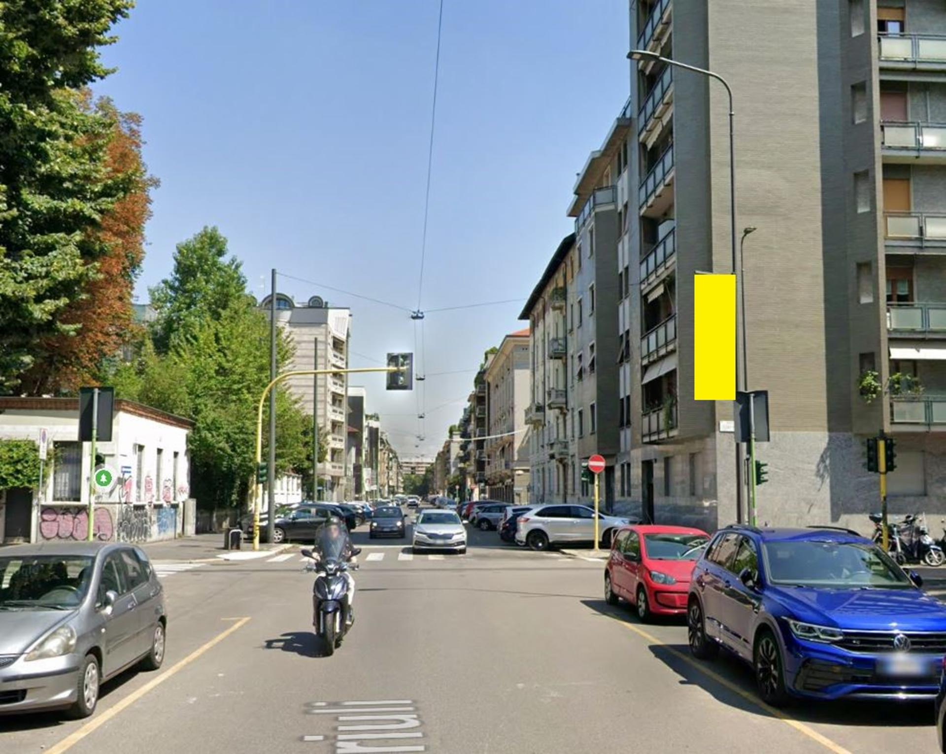 Impianto VERTICAL BANNER a Milano, in zona Stranobar