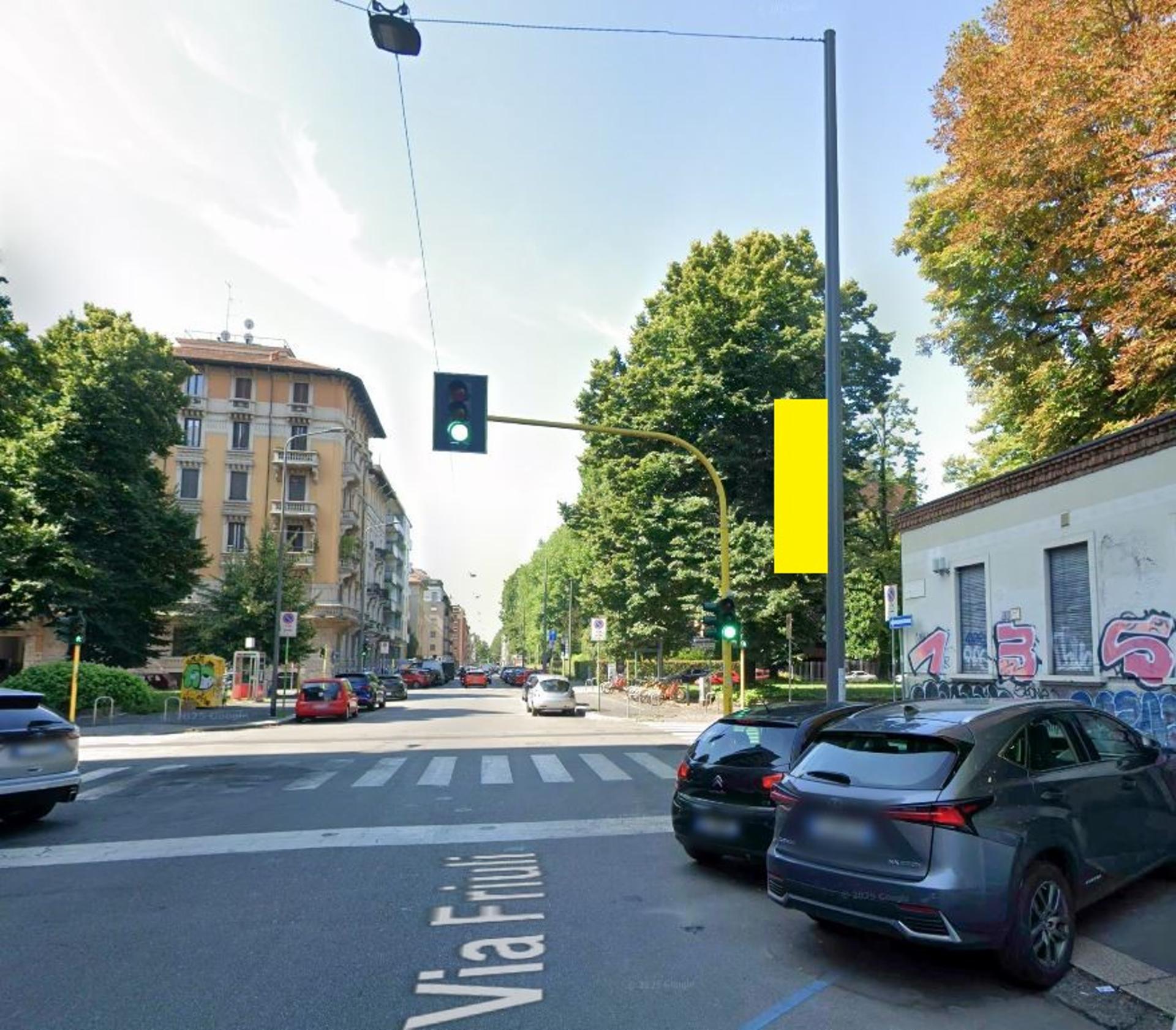 Impianto VERTICAL BANNER a Milano, in zona Stranobar