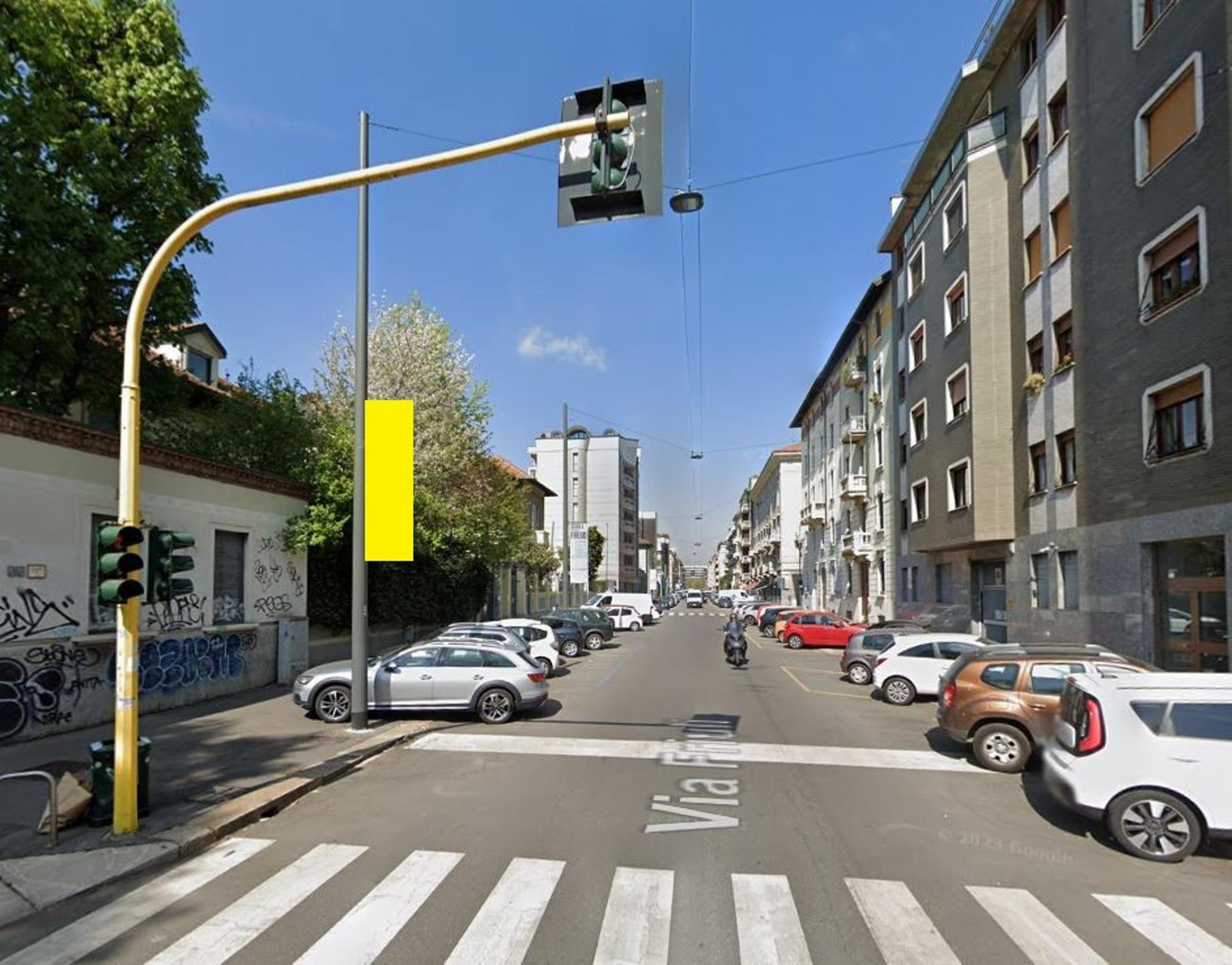 Impianto VERTICAL BANNER a Milano, in zona Stranobar