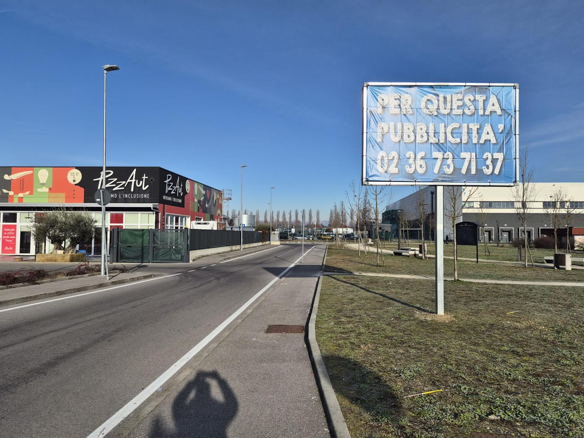 Impianto POSTER a Cassina de' Pecchi, in zona PizzAutObus