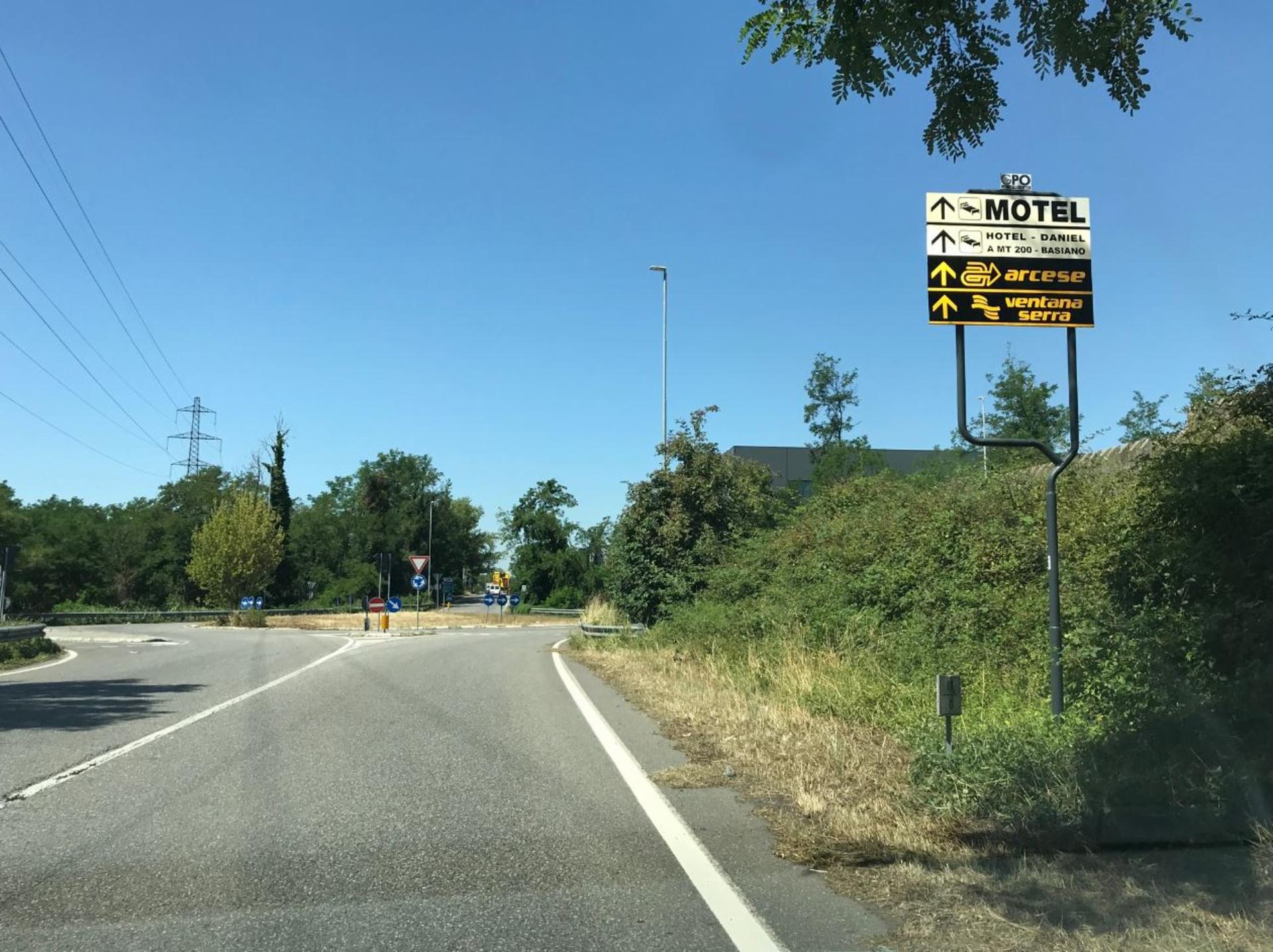 Impianto a S.P. 245 KM. 0+900/dx (Via Pirandello angolo Via Alfieri)  Basiano