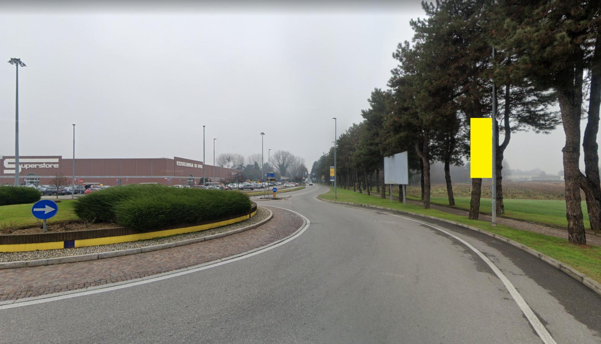 Impianto VERTICAL BANNER a Rho, in zona Rho Center