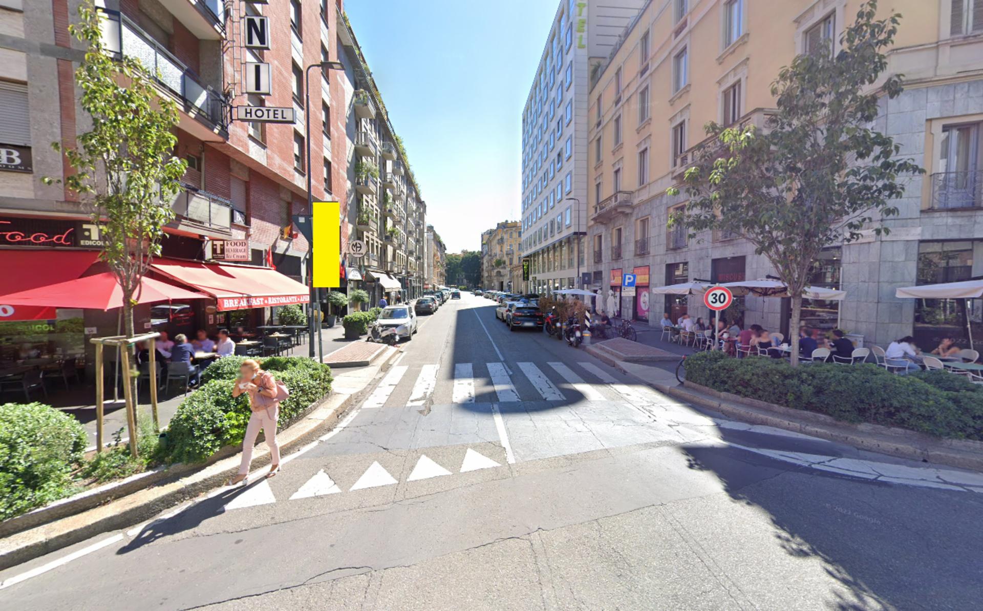 Impianto VERTICAL BANNER a Milano, in zona Grandi Firme Outlet