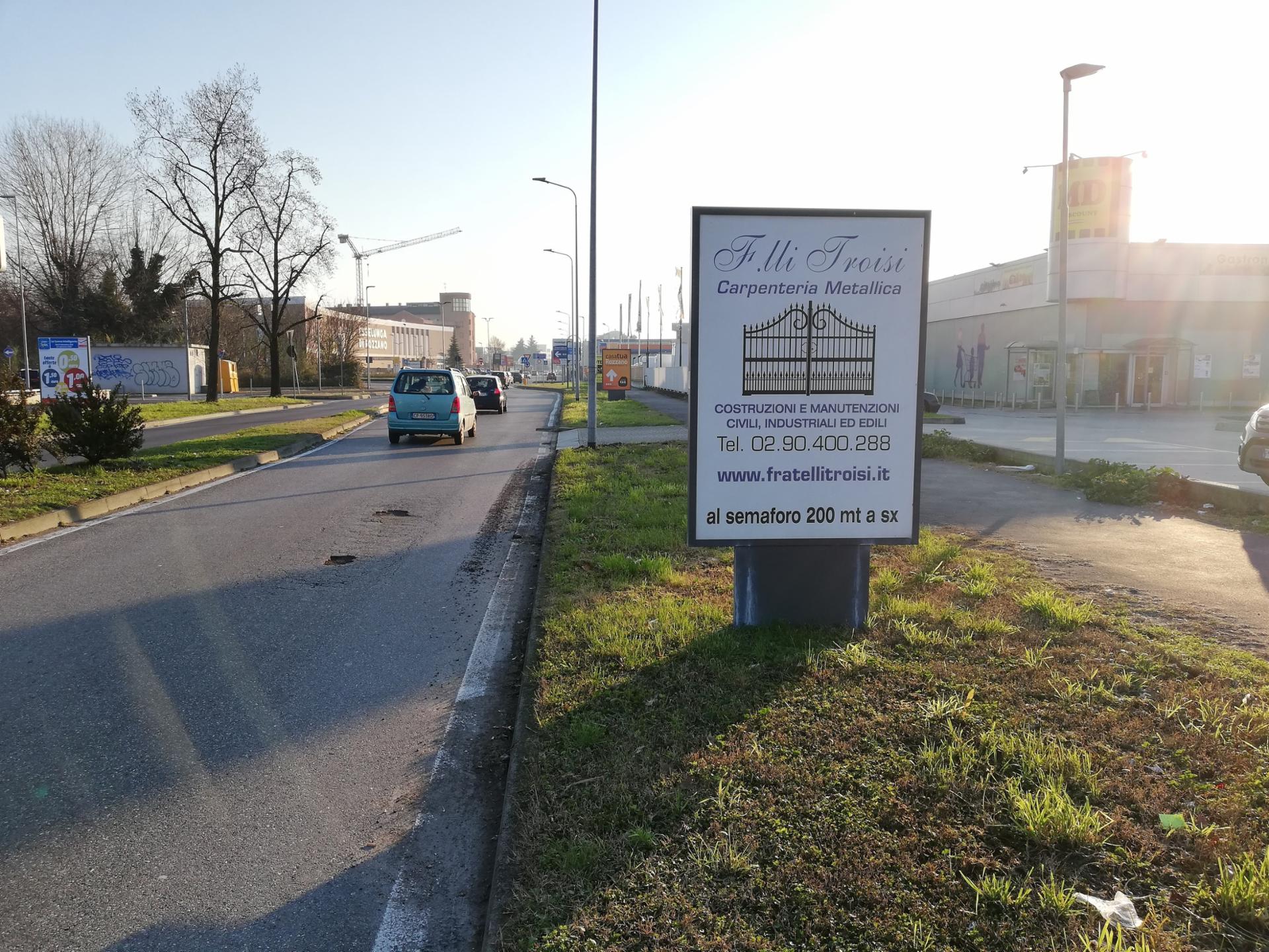 Impianto CARTELLONISTICA a Rozzano, in zona Burger King