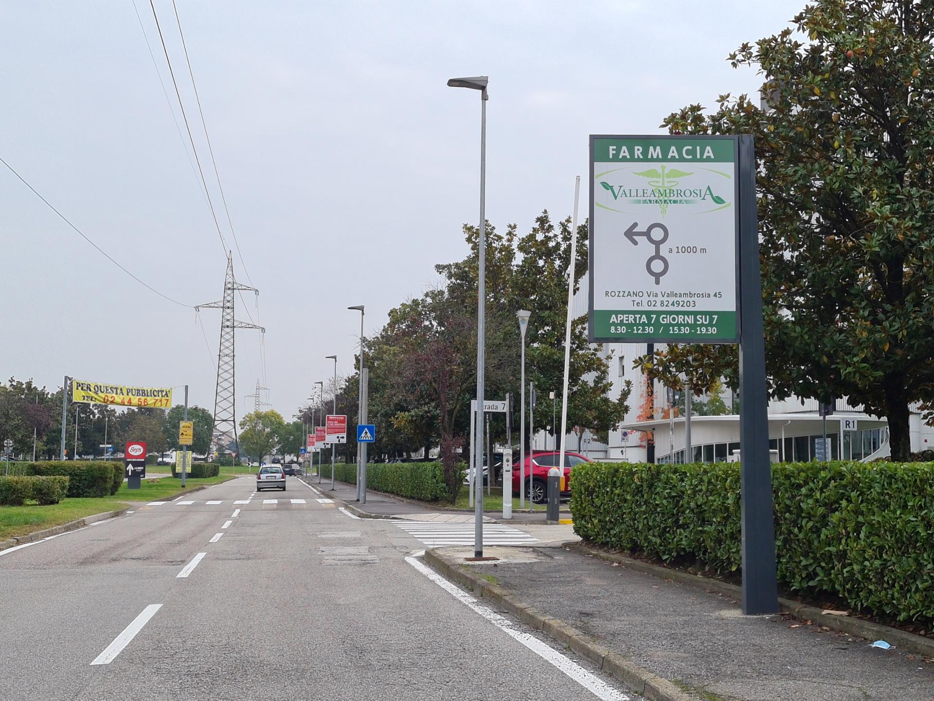 Impianto CARTELLONISTICA a Rozzano, in zona Gran Blue
