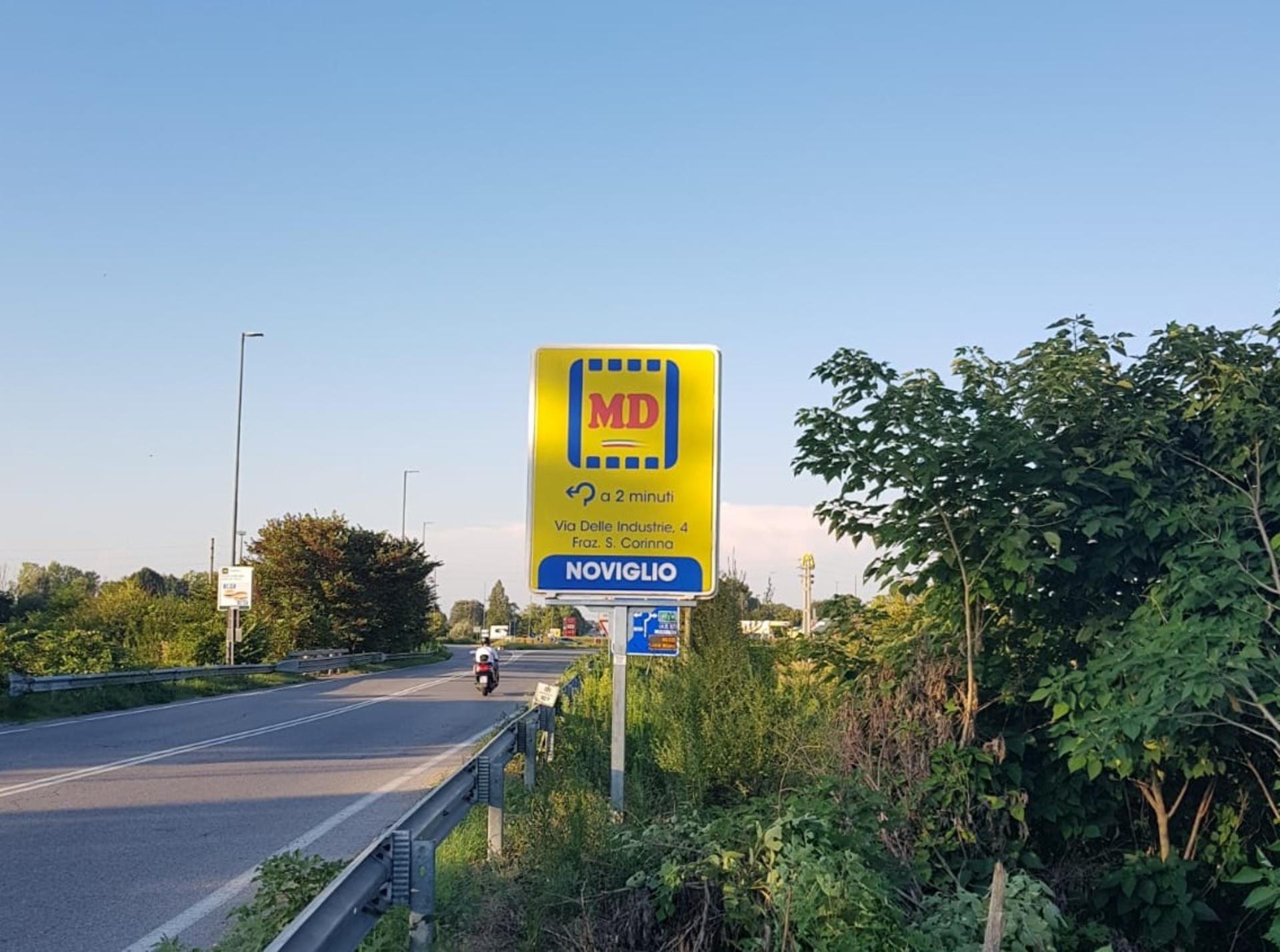 Impianto CARTELLONISTICA a Binasco, in zona Papi kebap & pizza