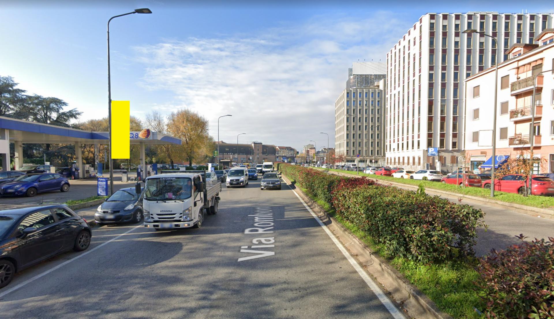 Impianto VERTICAL BANNER a Milano, in zona ApuliaMI