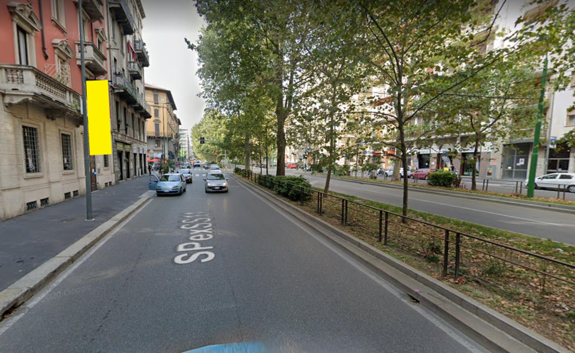 Impianto VERTICAL BANNER a Milano, in zona Bar Basso