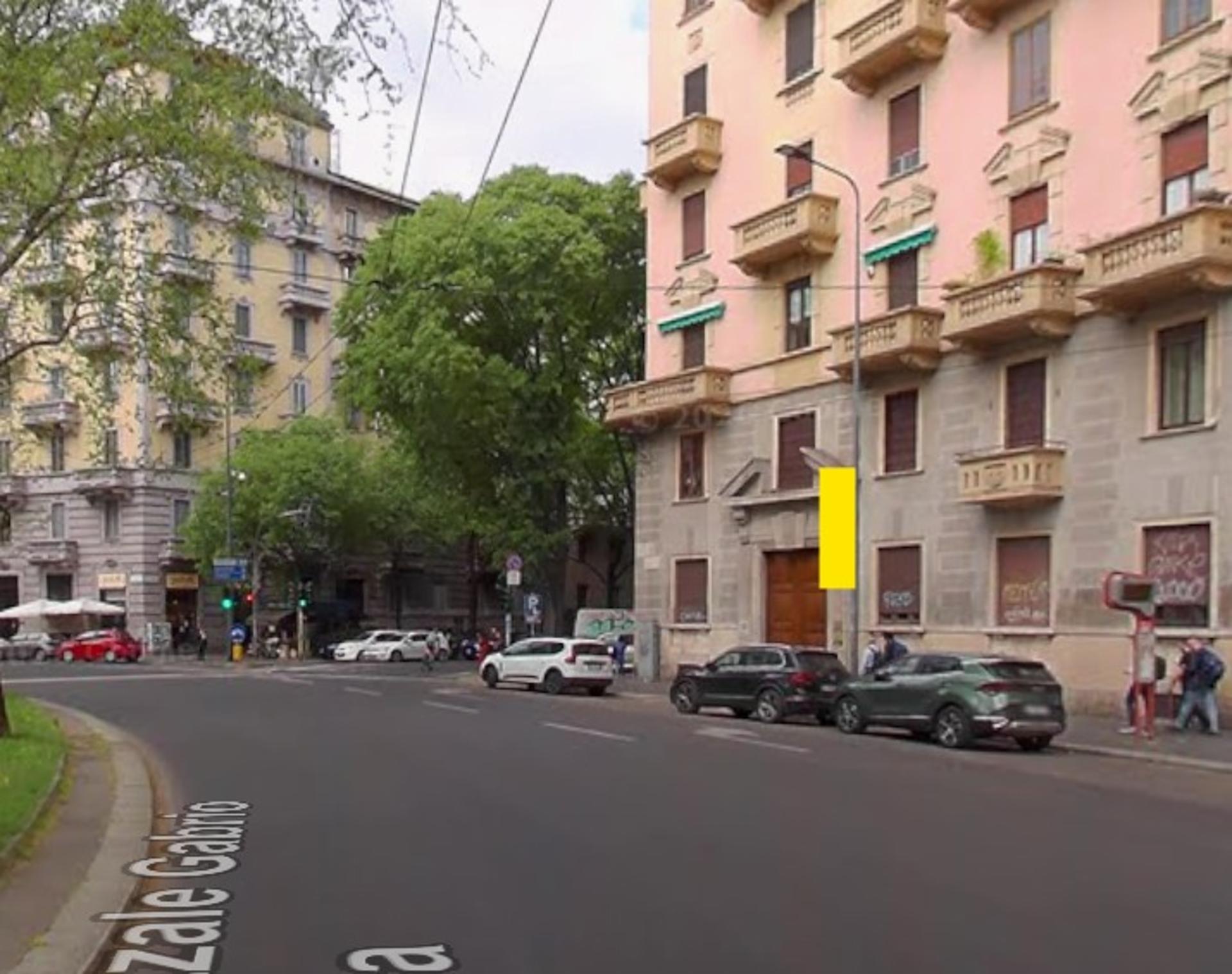 Impianto VERTICAL BANNER a Milano, in zona Bar Basso