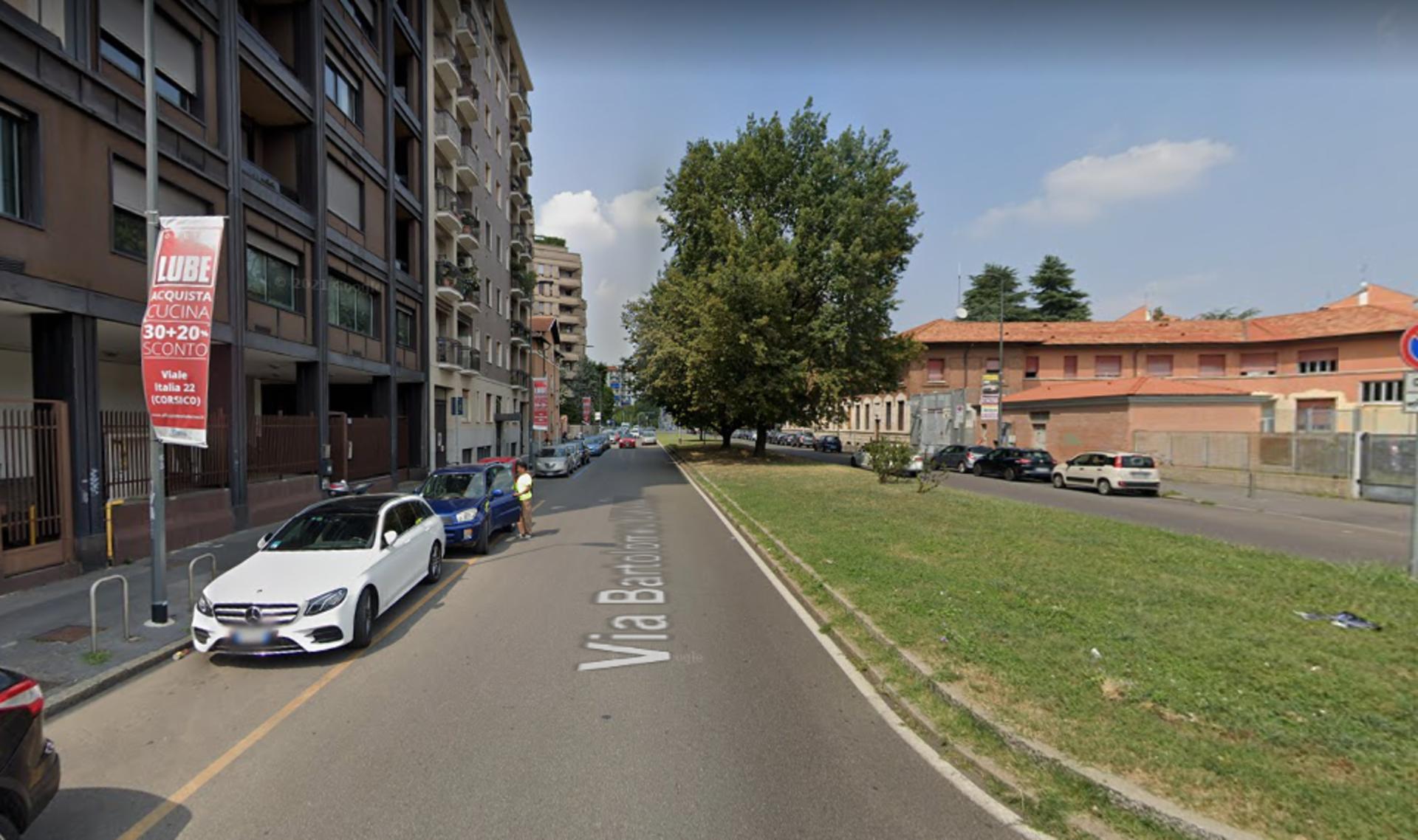 Impianto VERTICAL BANNER a Milano, in zona Gioielleria Bande Nere