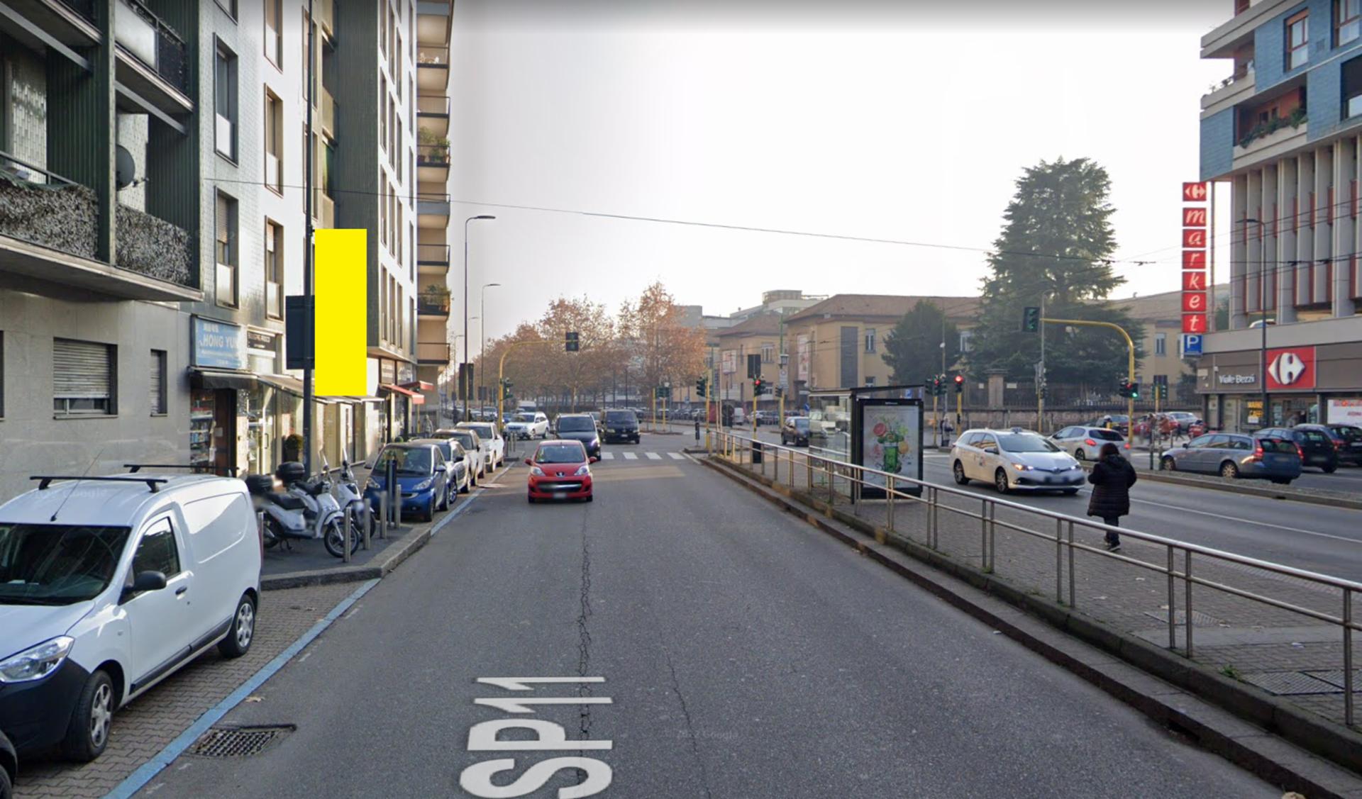 Impianto VERTICAL BANNER a Milano, in zona Colombo calzature