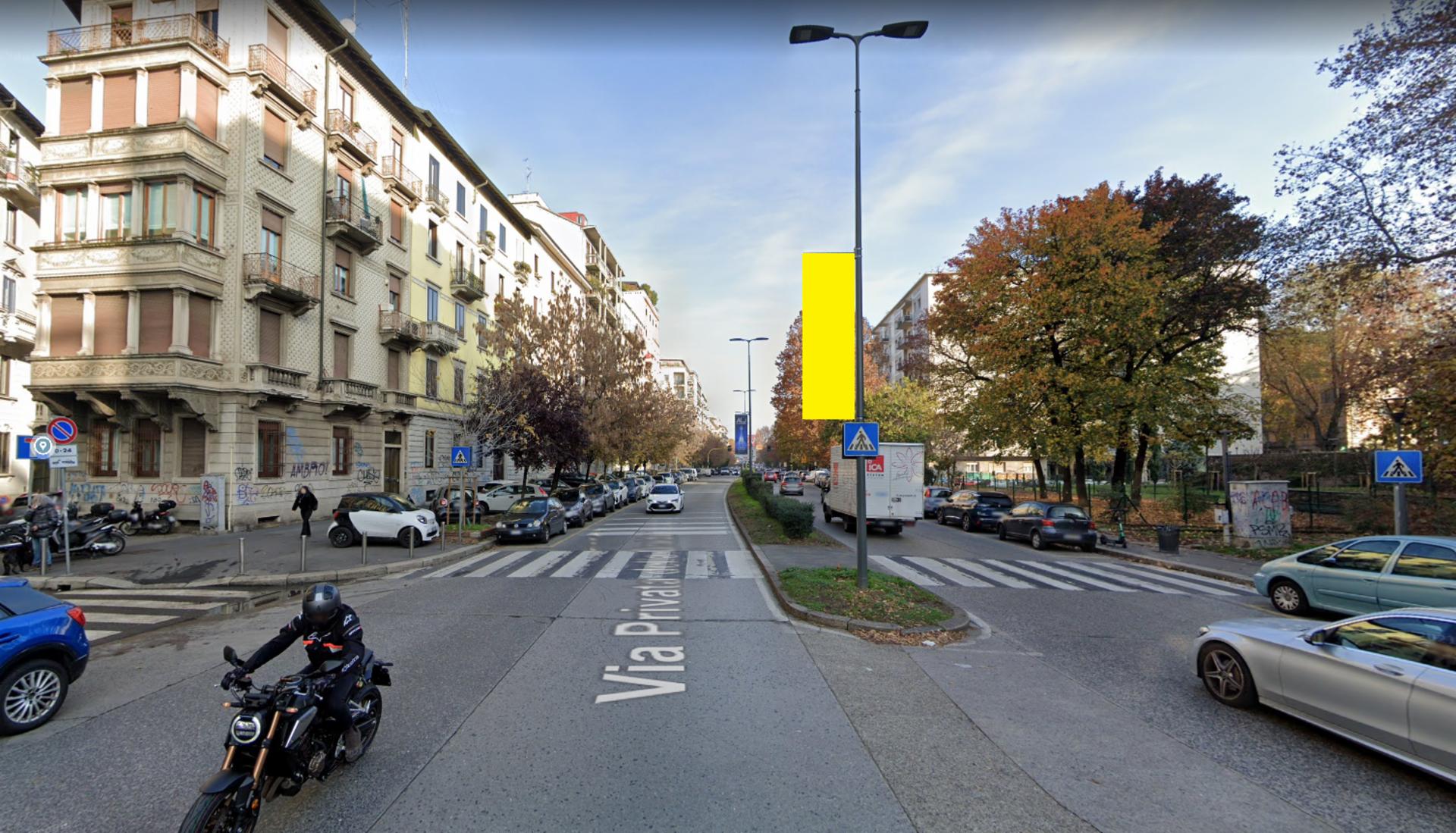Impianto VERTICAL BANNER a Milano, in zona Quadronno