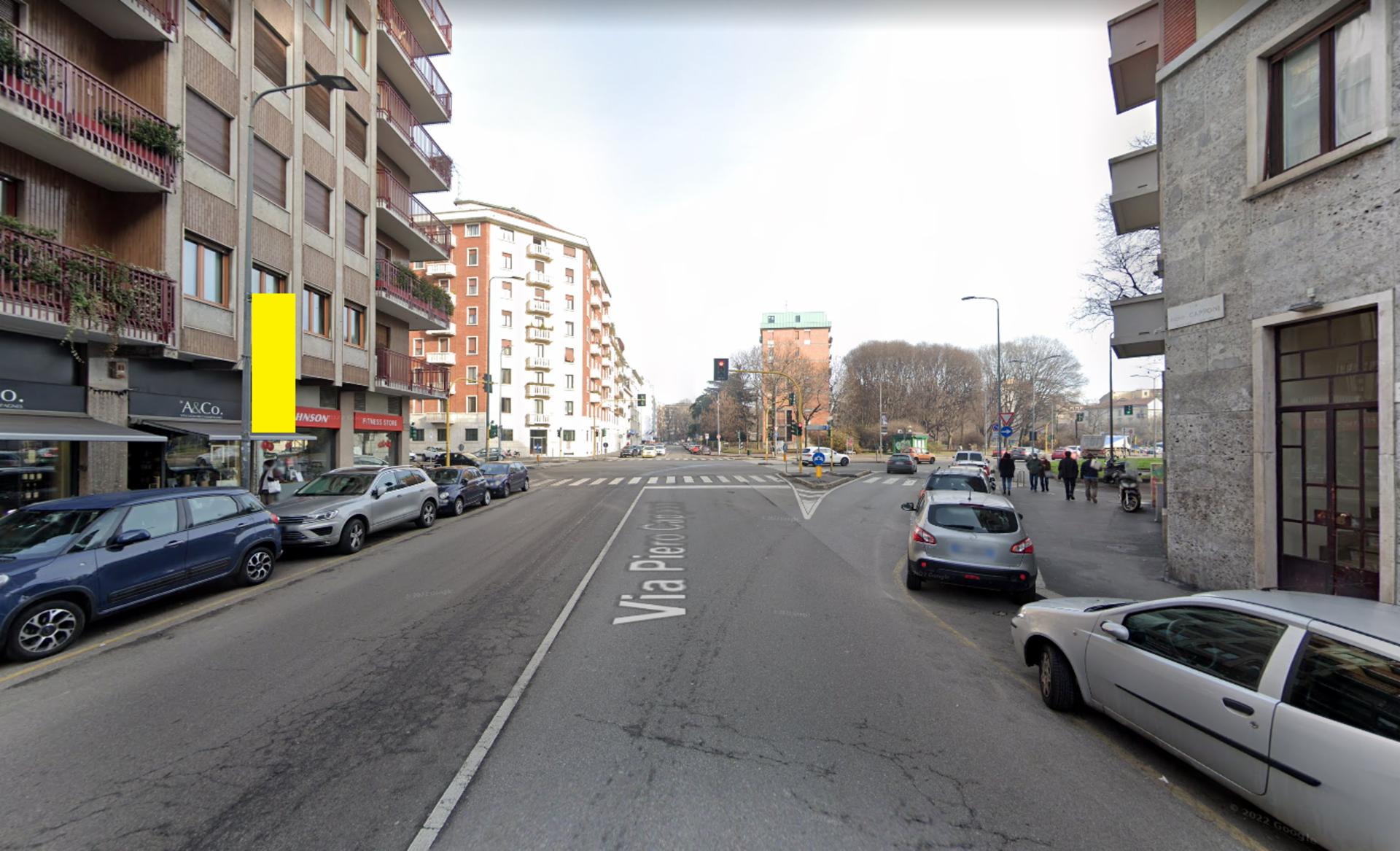 Impianto VERTICAL BANNER a Milano, in zona Hair Bajo