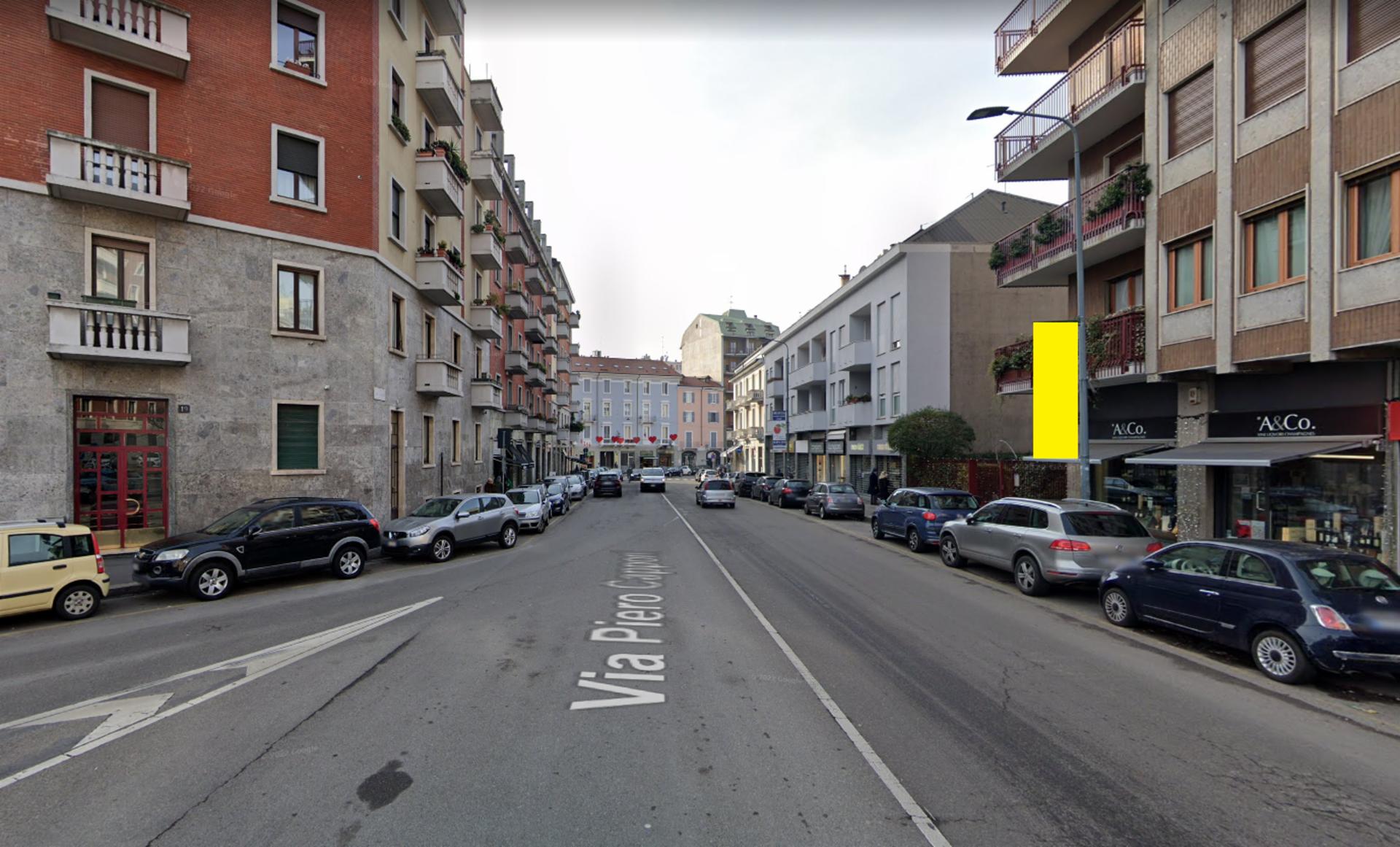 Impianto VERTICAL BANNER a Milano, in zona Hair Bajo