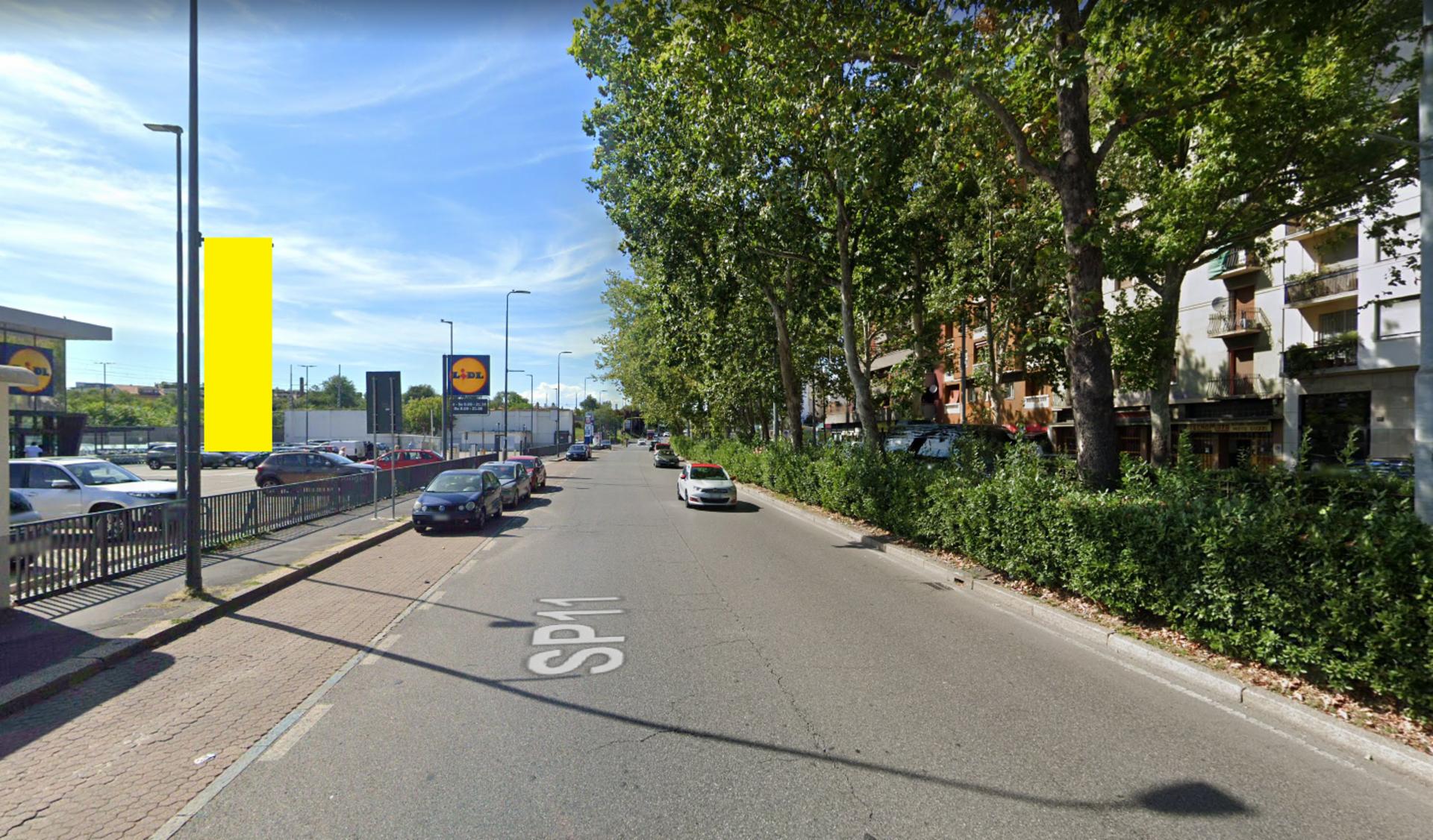 Impianto VERTICAL BANNER a Milano, in zona Lidl